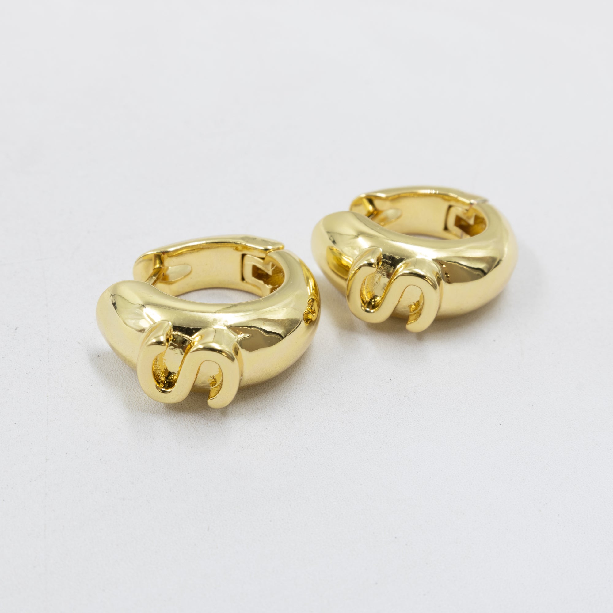 Aretes Dorados con Letra M2 Oro Laminado
