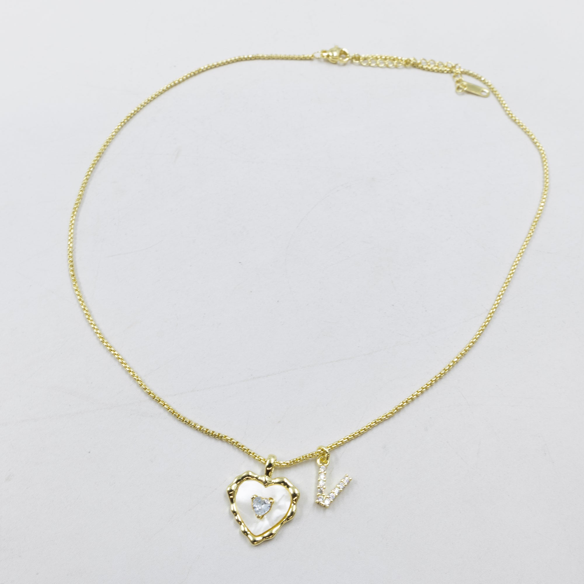 Collares Dorados con dije de Letra y corazon M3 Oro Laminado