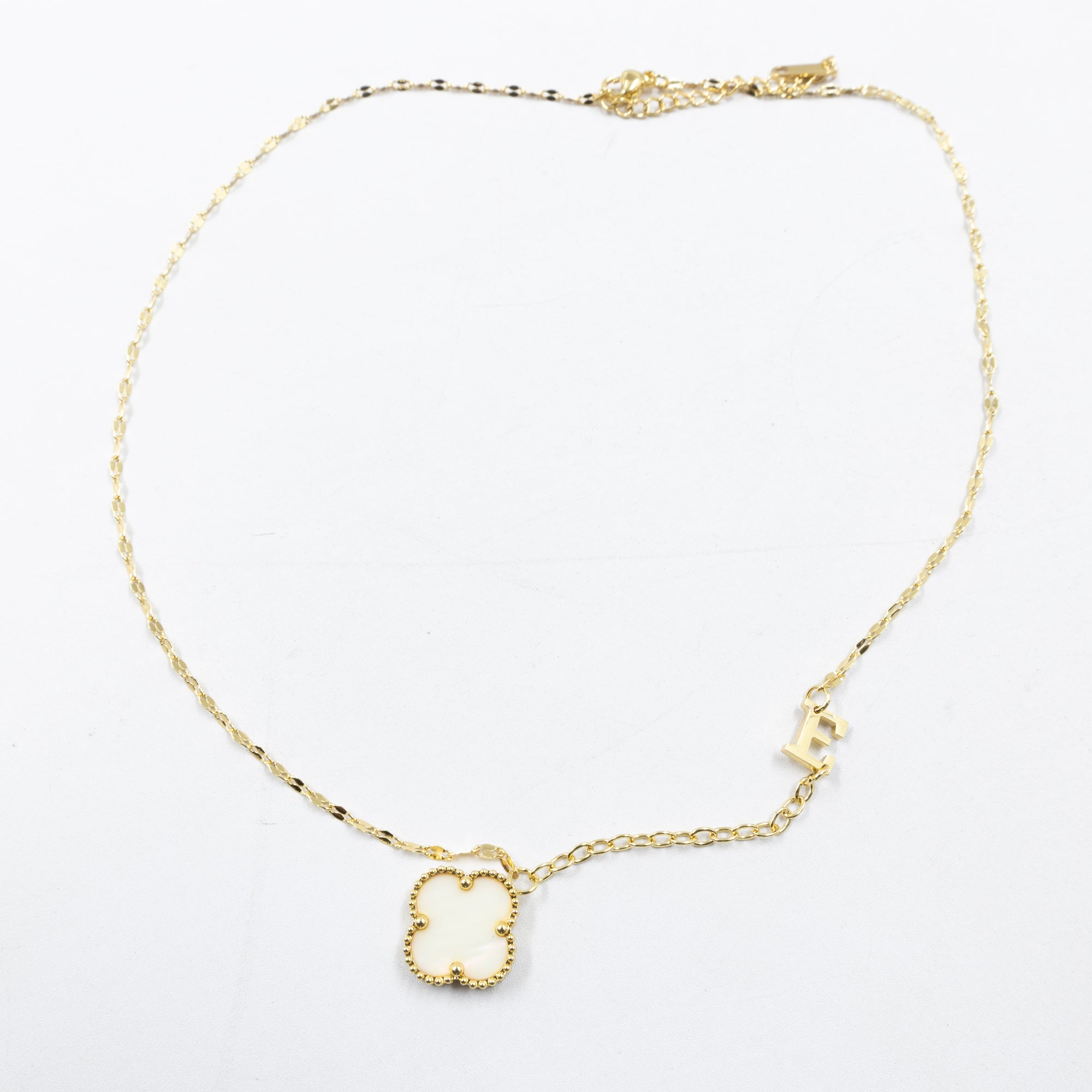 Collares Dorados con dijes de letra D, E ,F y dije de trebol M2 Oro Laminado