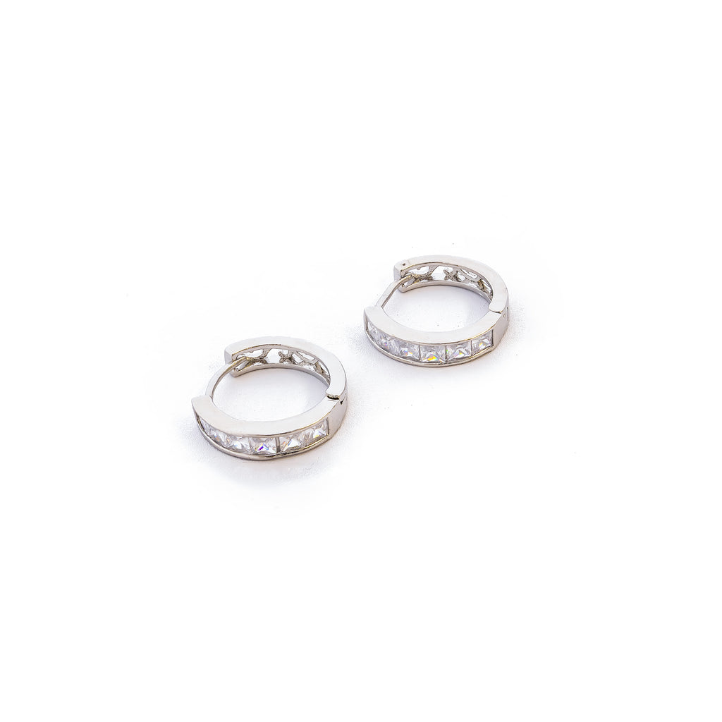 Aretes Plateados Huggies con Piedras Blancas M2 Oro Laminado
