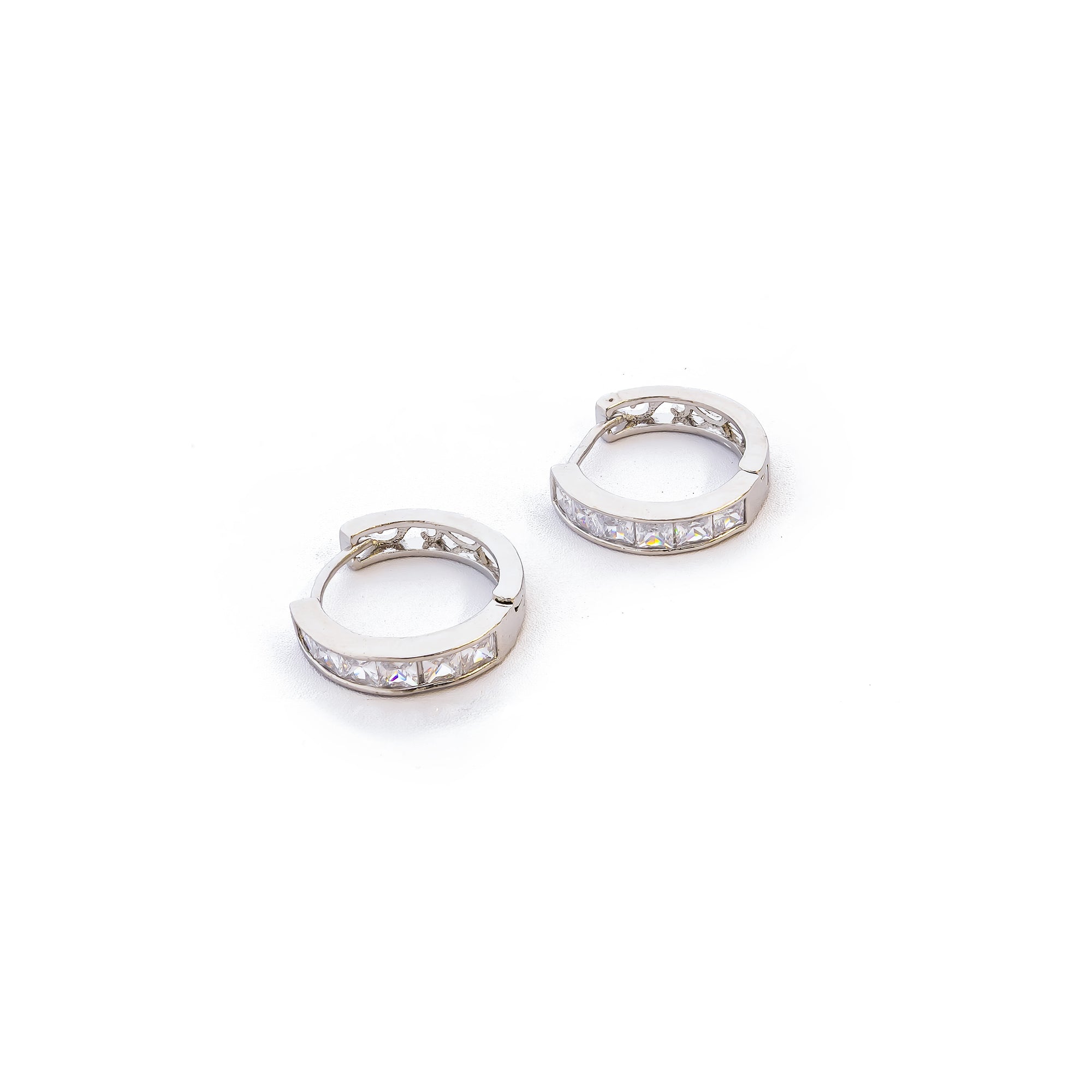Aretes Plateados Huggies con Piedras Blancas M2 Oro Laminado