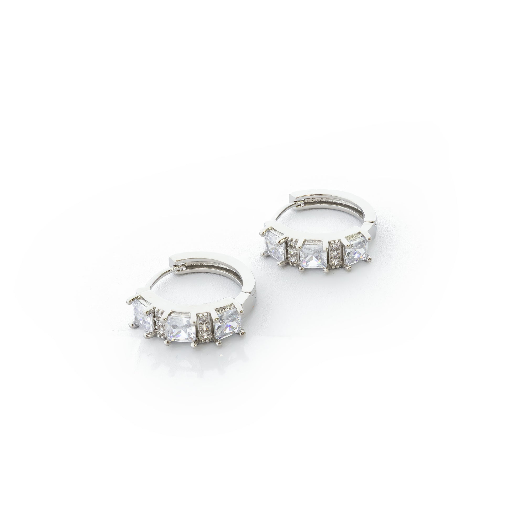 Aretes Plateados Huggies con Piedras Blancas M1 Oro Laminado