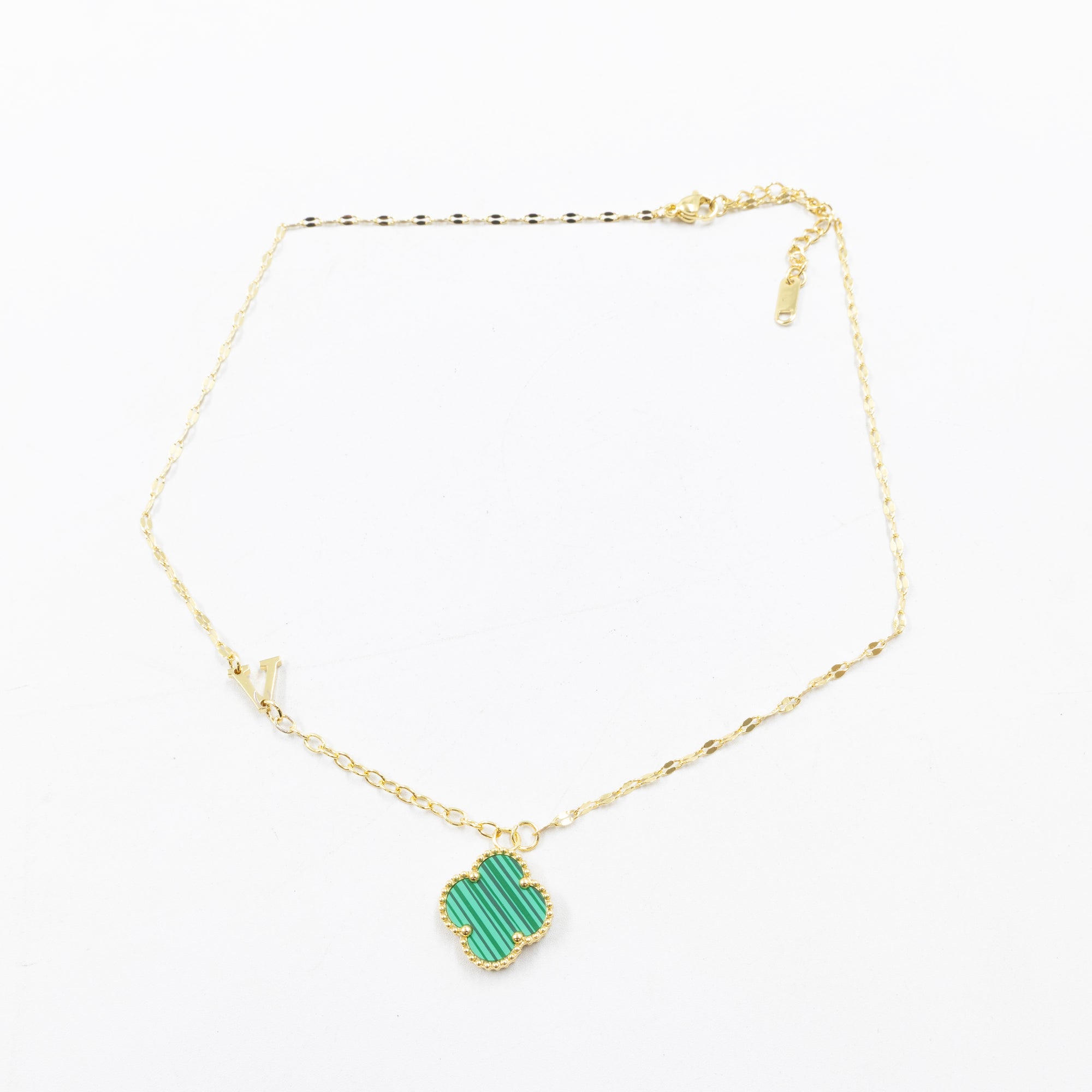 Collares Dorados con dijes de letra T, V y dije de Trebol M6 Oro Laminado