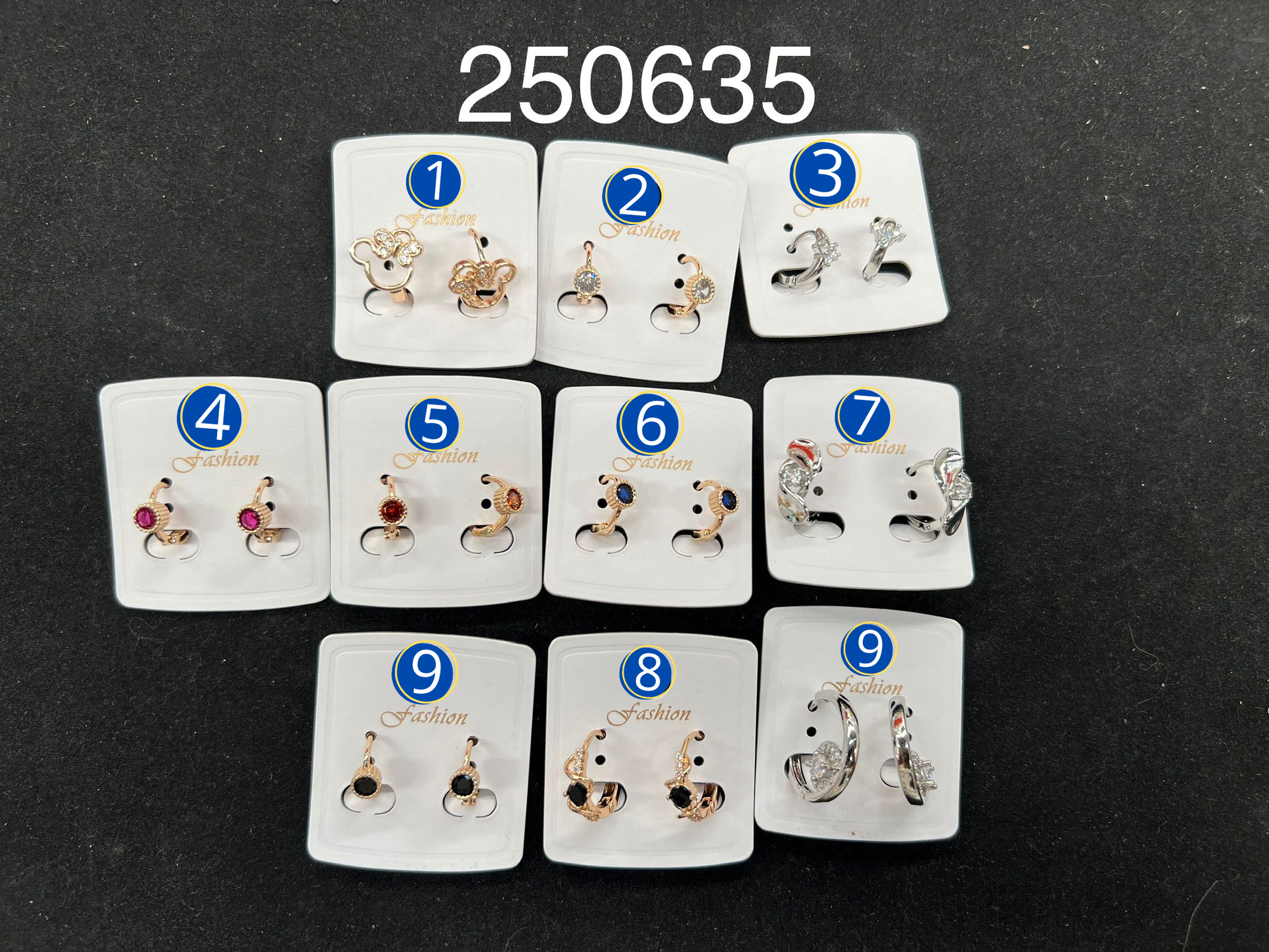[05/AGOSTO/26] Aretes Dorados con piedras M4 Oro Laminado