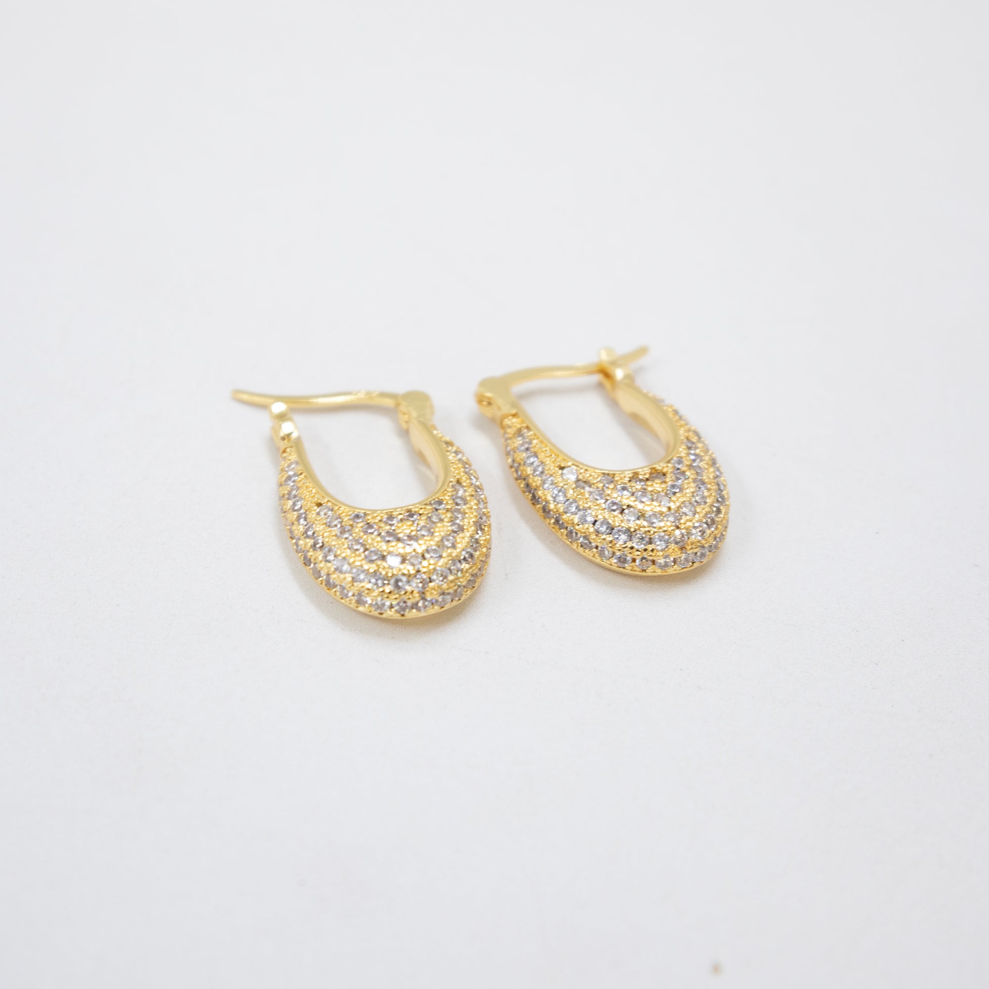 Aretes Dorados con Piedras Blancas M2 Oro Laminado