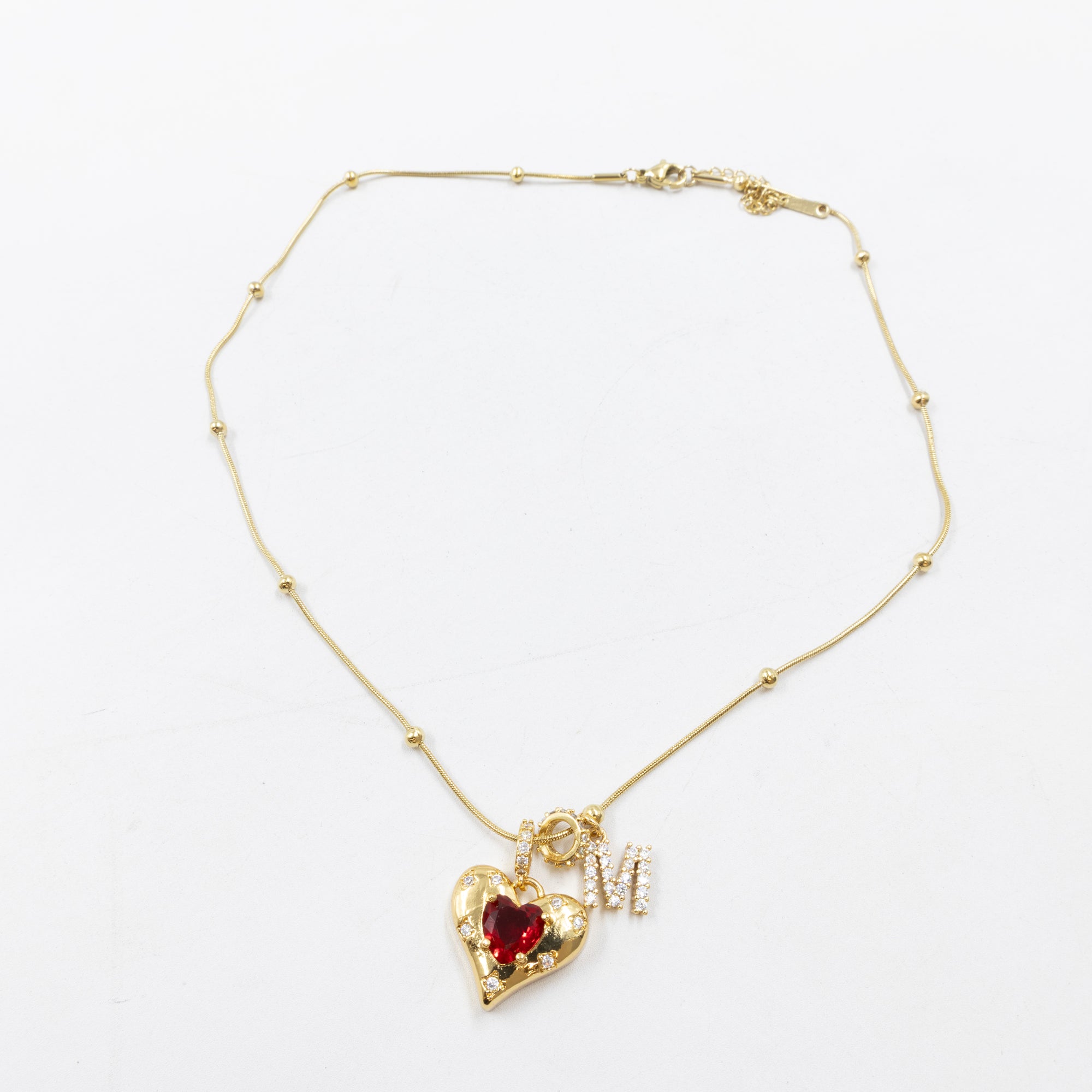 Collares Dorados con dije de Letra y corazón M2 Oro Laminado