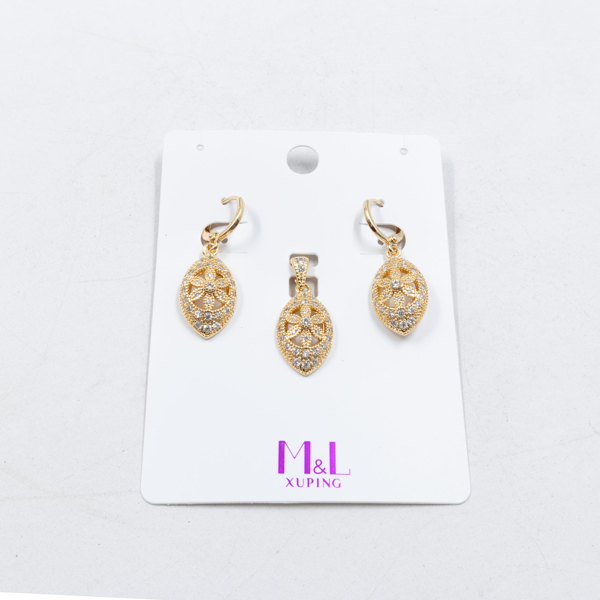 Conjunto de de Aretes y Dije M11 Oro Laminado