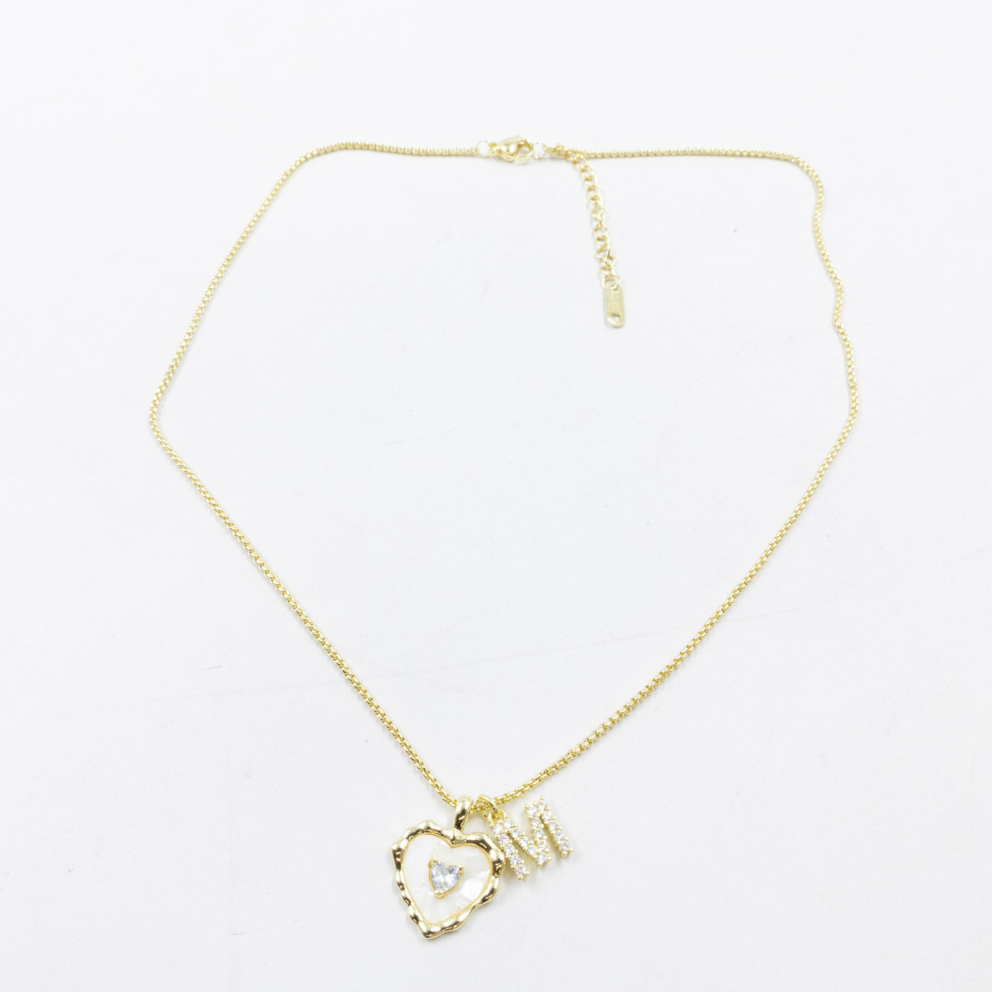Collares Dorados con dije de Letra y corazon M2 Oro Laminado
