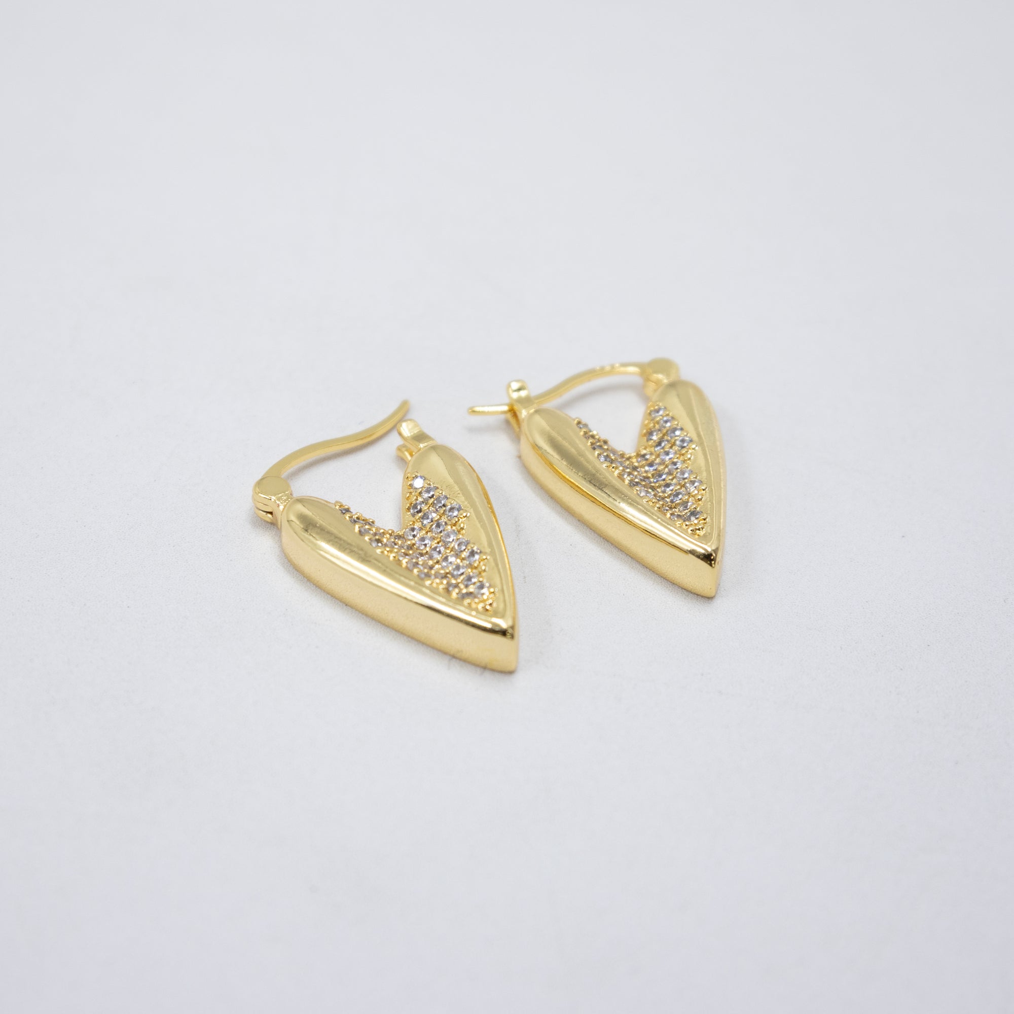 Aretes Dorados con Piedras Blancas M1 Oro Laminado