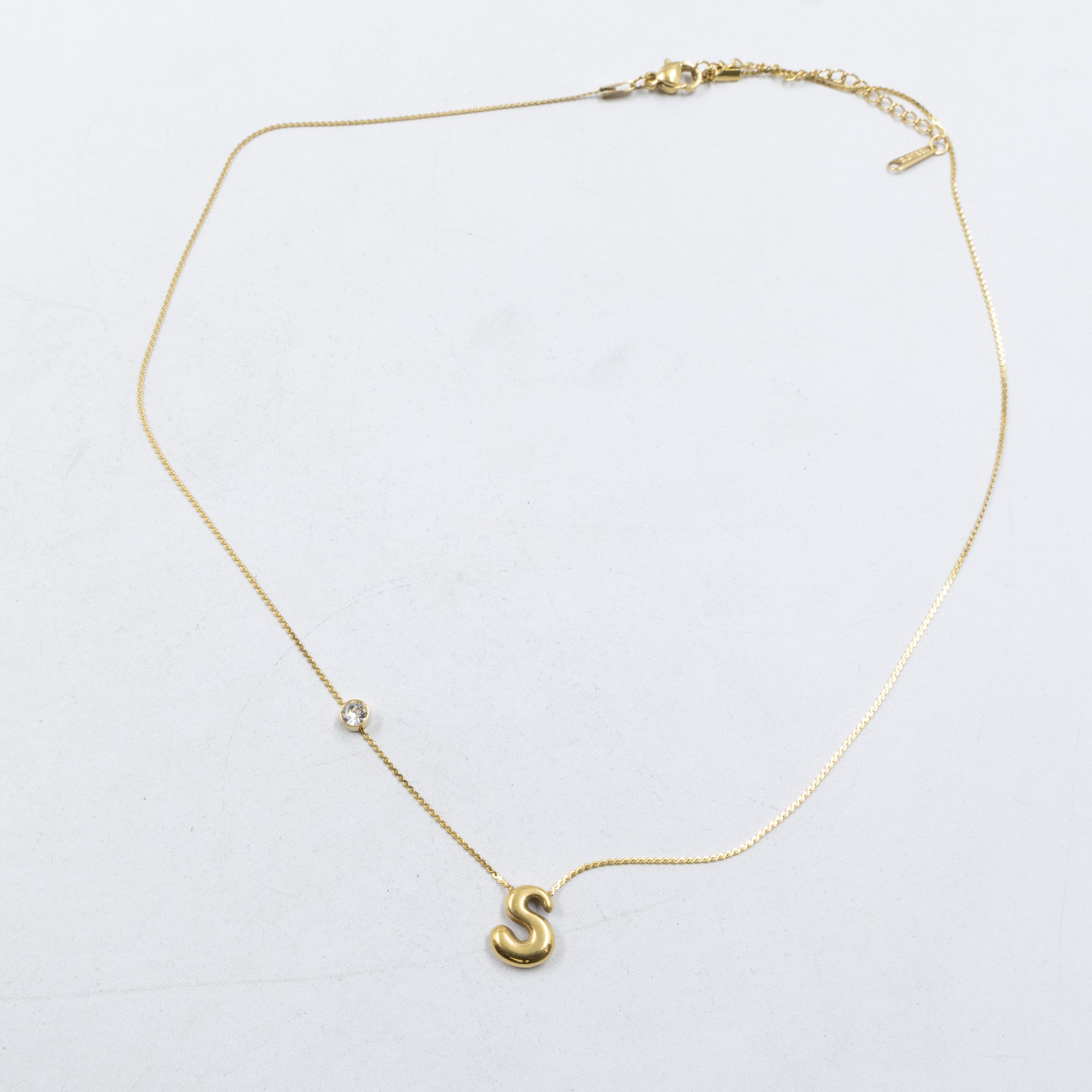 Collar Dorado con Dije de letras pequeñas M2 Oro Laminado