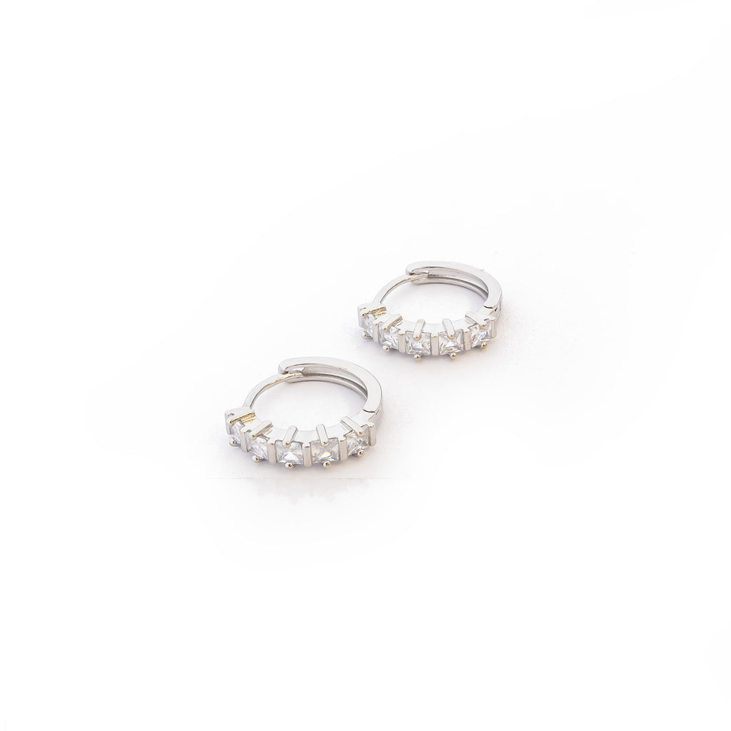 Aretes Plateados Huggies con Piedras Blancas M2 Oro Laminado