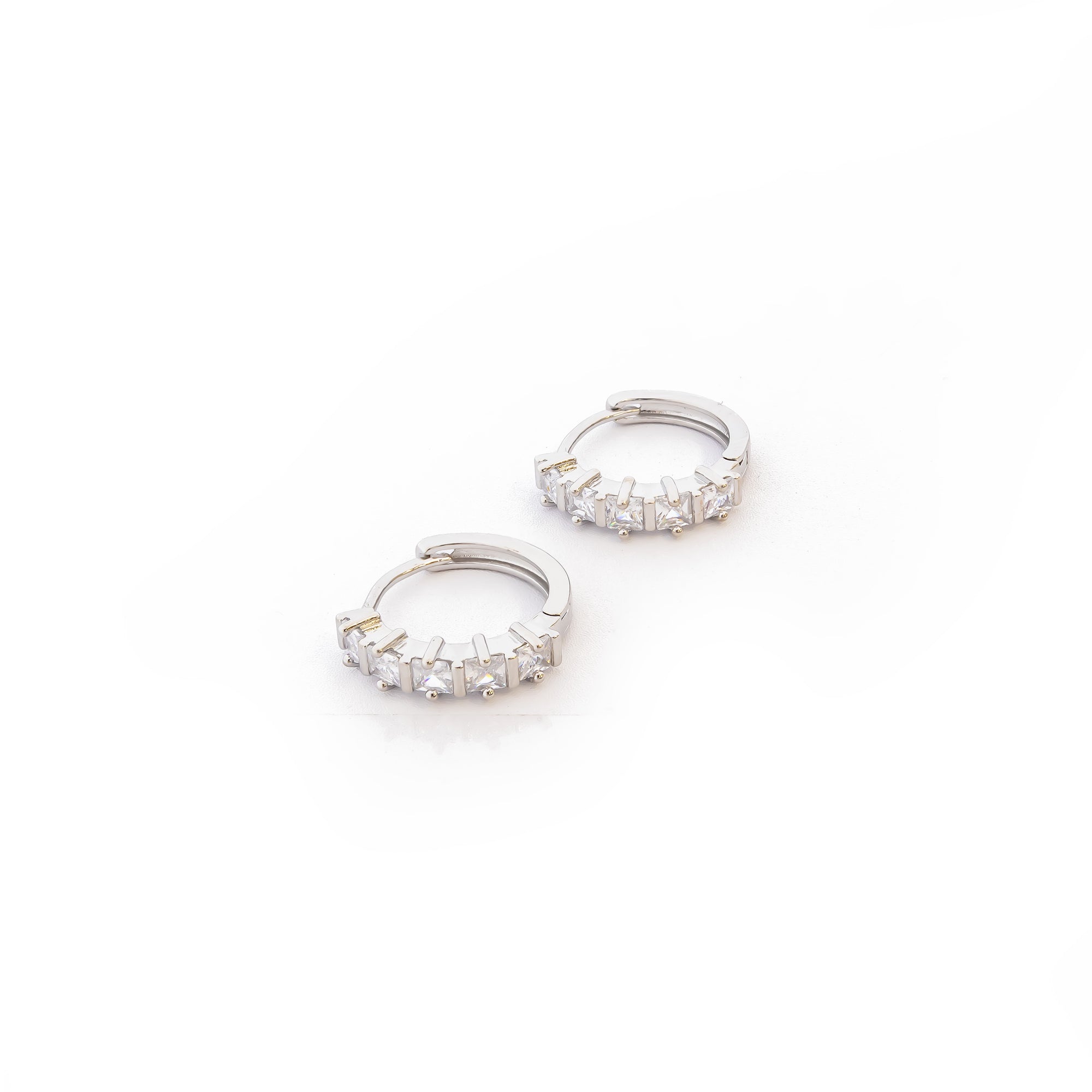 Aretes Plateados Huggies con Piedras Blancas M2 Oro Laminado