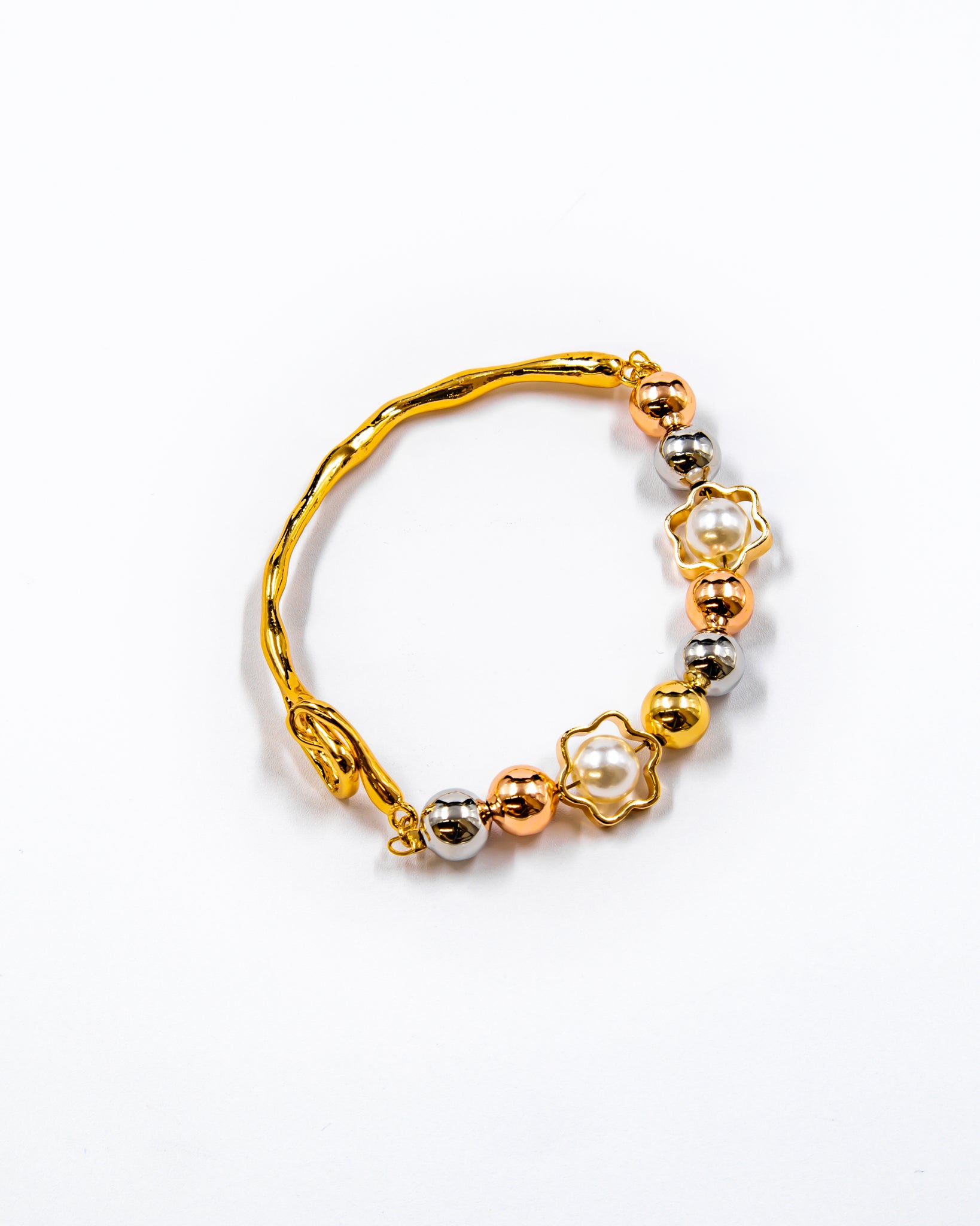 Pulsera rigida con cuentas y dije - M2 Oro Laminado
