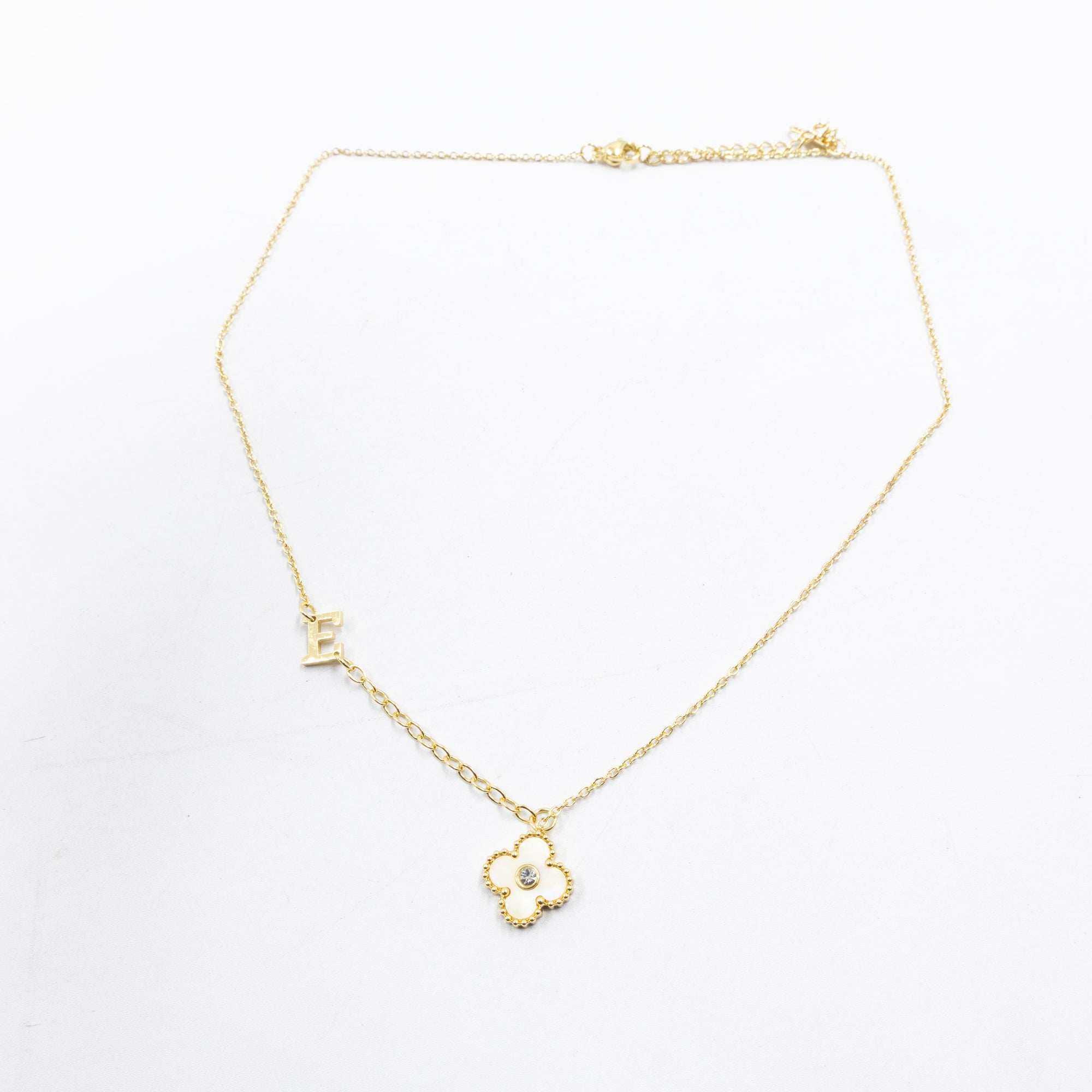 Collar de Dije de Trebol y letra D,E,F  M2 Oro Laminado