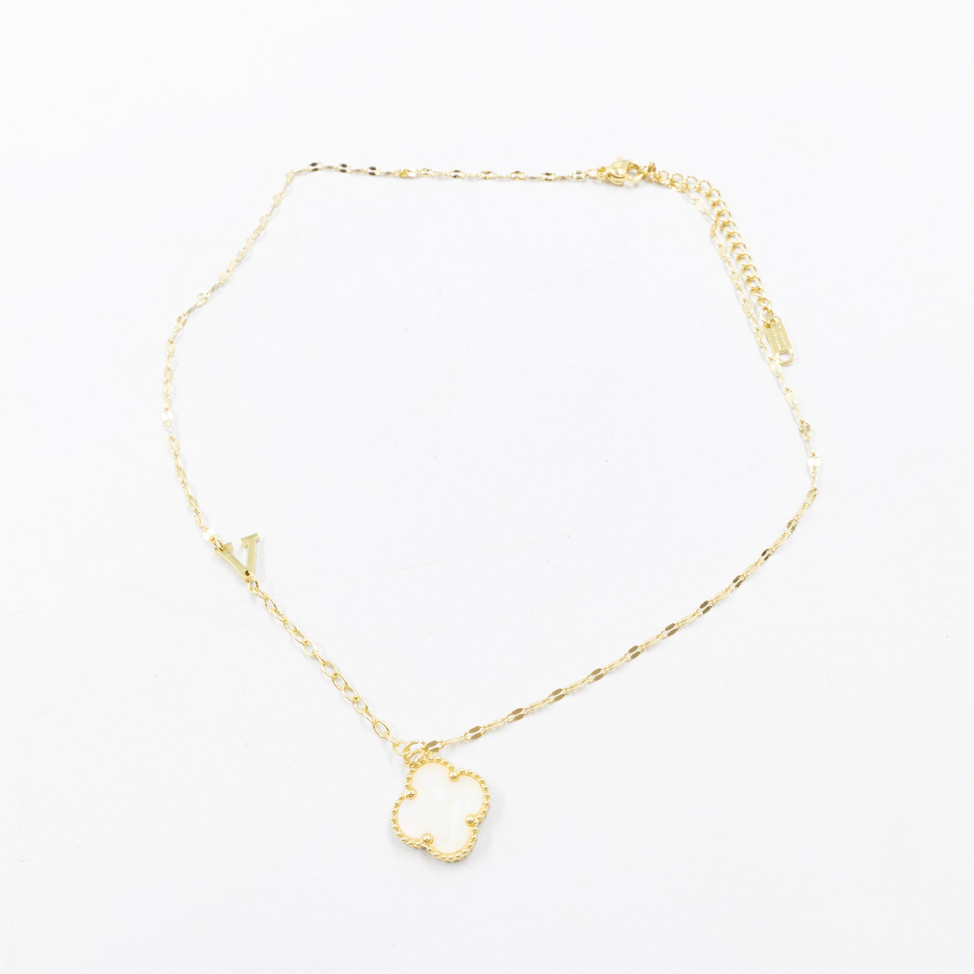 Collares Dorados con dijes de letra T, V y dije de Trebol M6 Oro Laminado