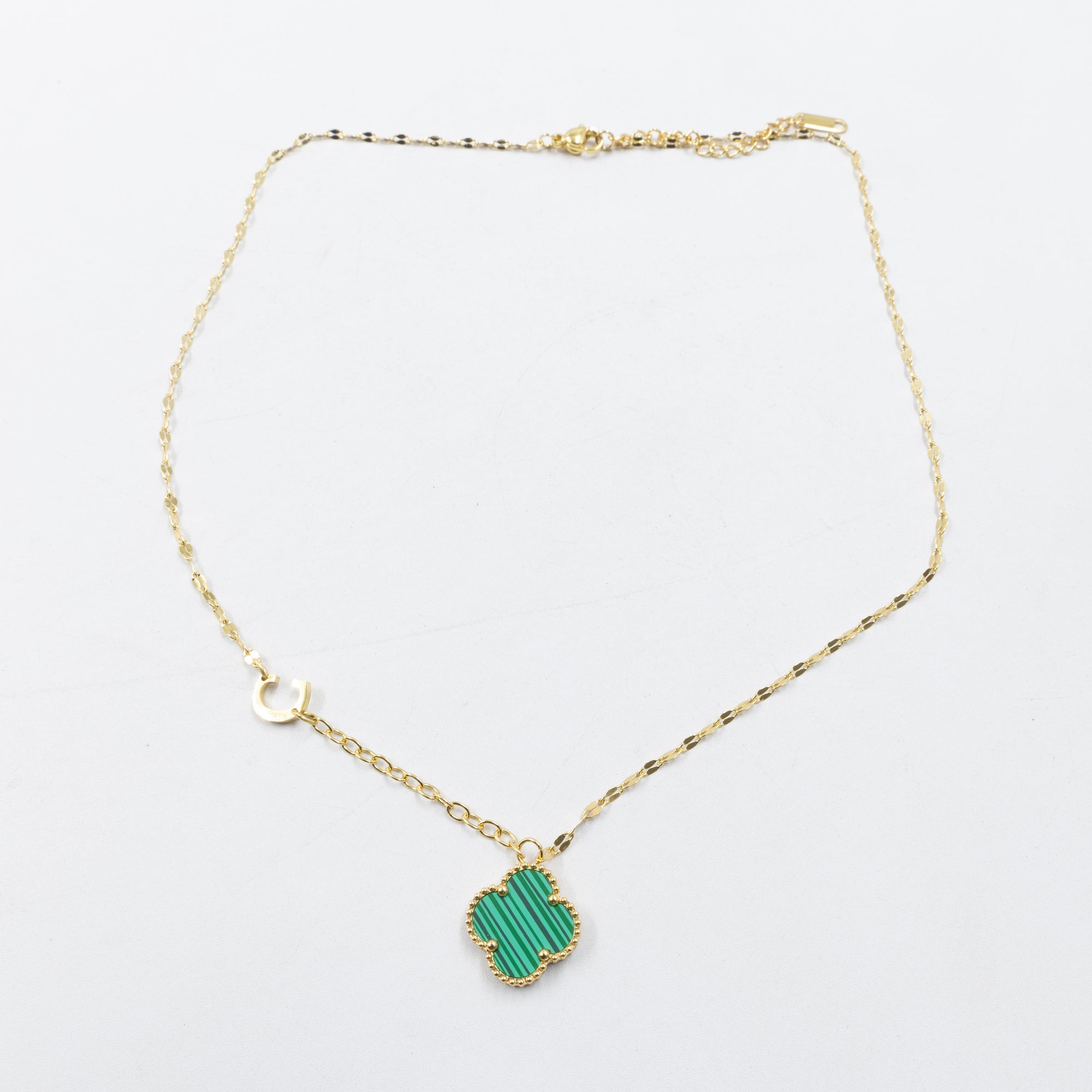 Collares Dorados con dijes de letra A, B, C y de Trebol M1 Oro Laminado