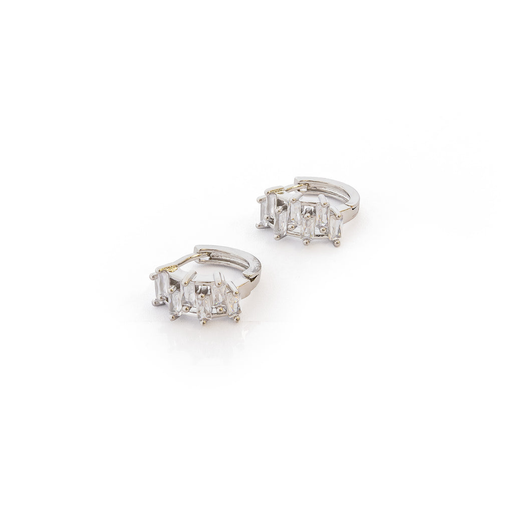 Aretes Plateados Huggies con Piedras Blancas M3 Oro Laminado