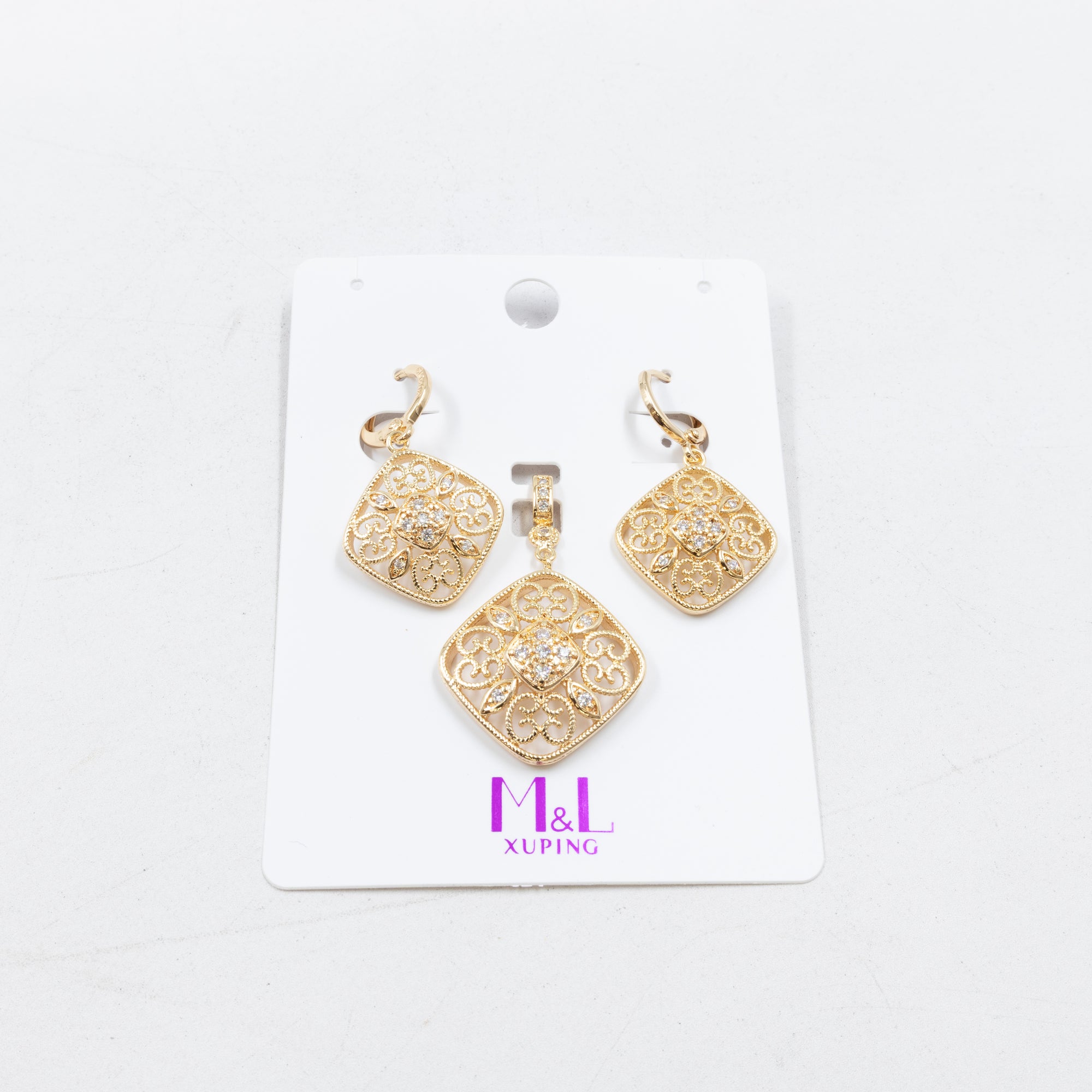Conjunto de de Aretes y Dije M3 Oro Laminado