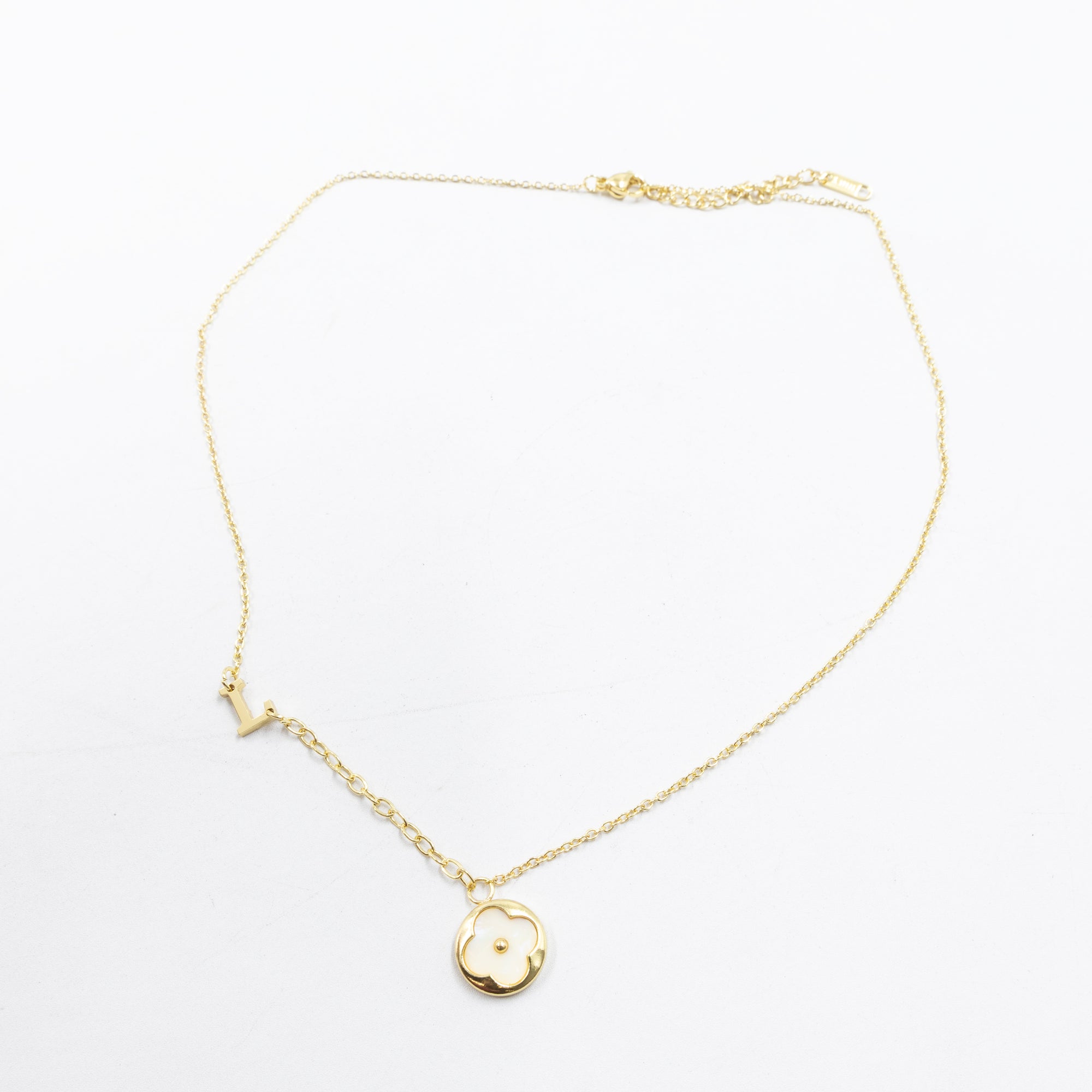 Collares Dorados con dijes de letra M,L,K y dije de Trebol M4 Oro Laminado