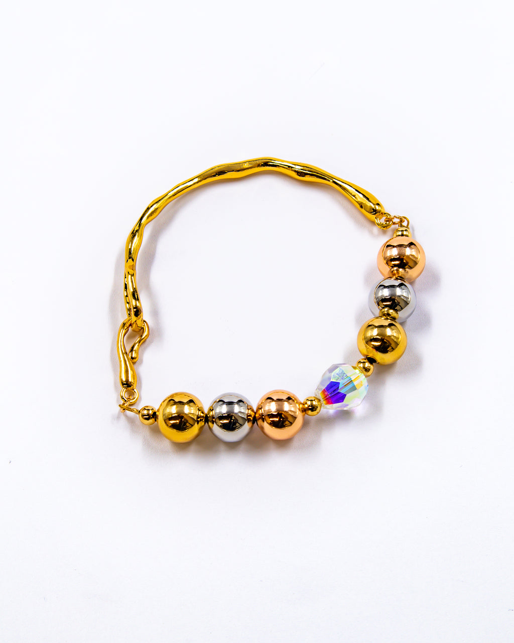 Pulsera rigida con cuentas y dije - M1 Oro Laminado