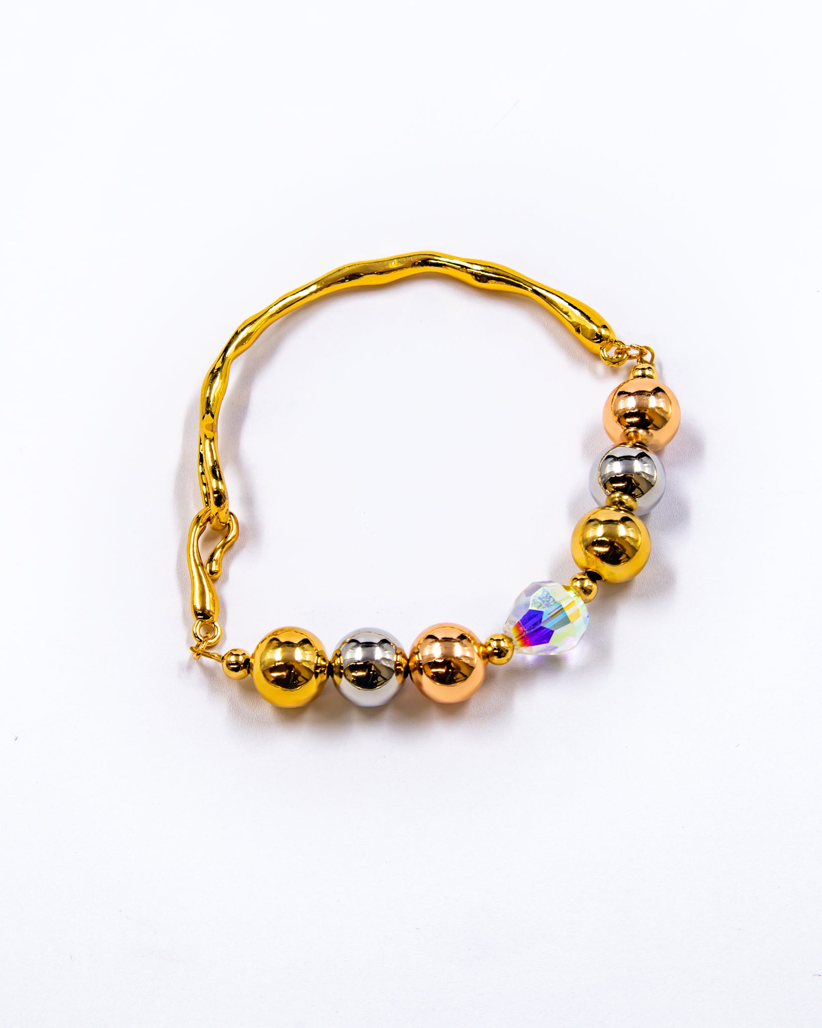 Pulsera rigida con cuentas y dije - M1 Oro Laminado