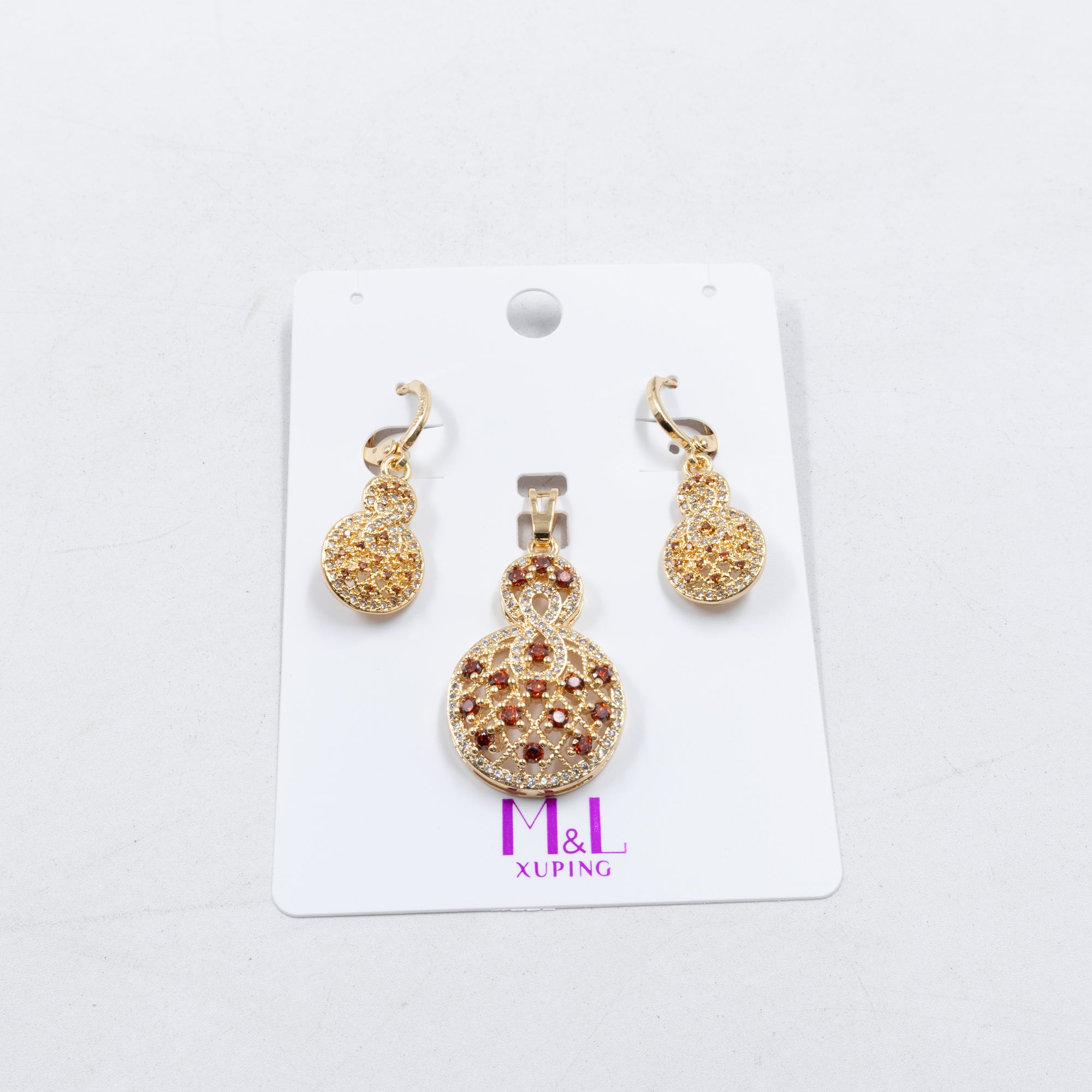 Conjunto de de Aretes y Dije M5 Oro Laminado