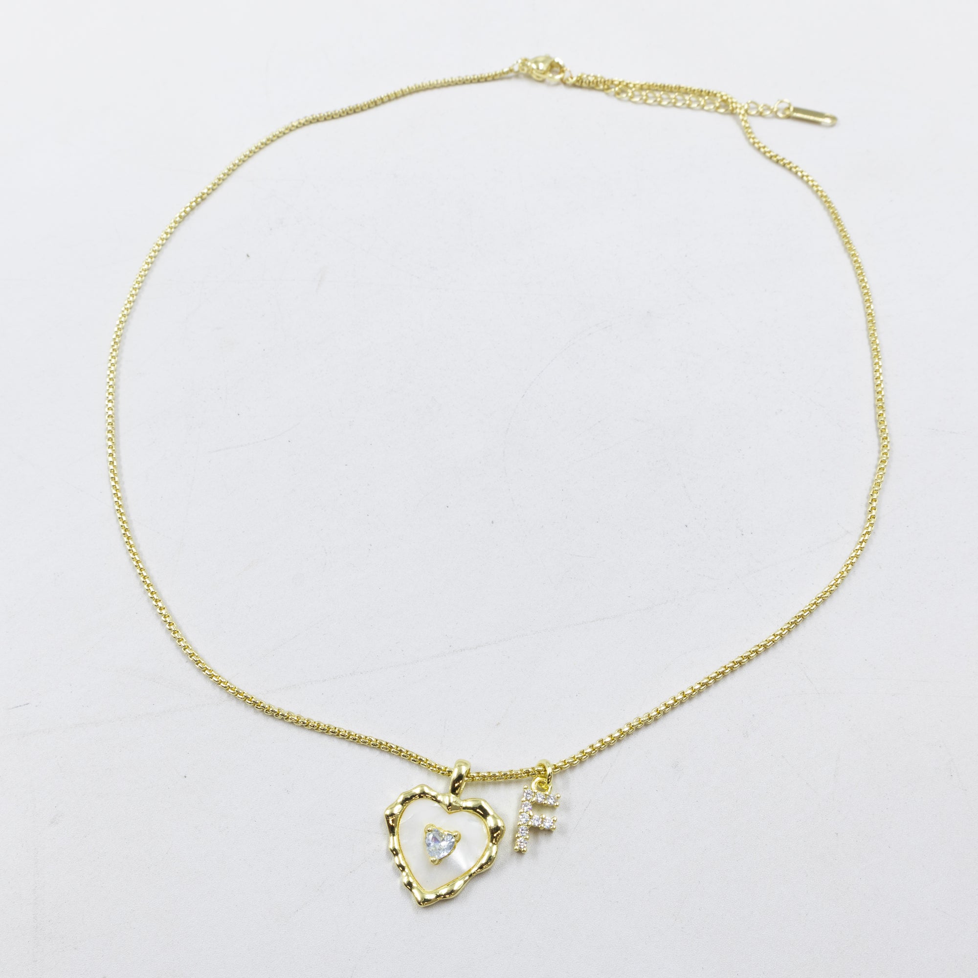 Collares Dorados con dije de Letra y corazon M1 Oro Laminado