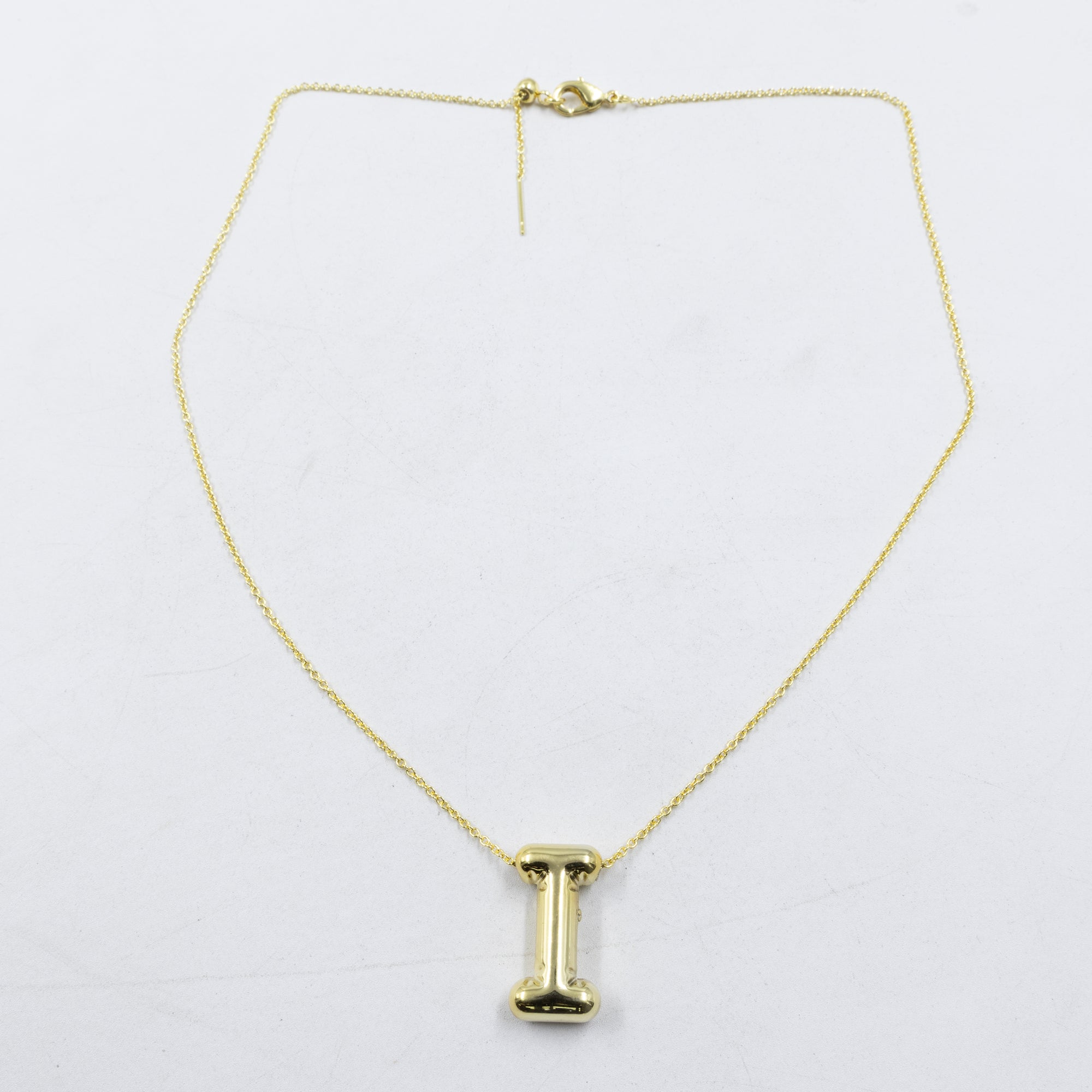 Collar Dorado con Dije de letras Grandes M1 Oro Laminado