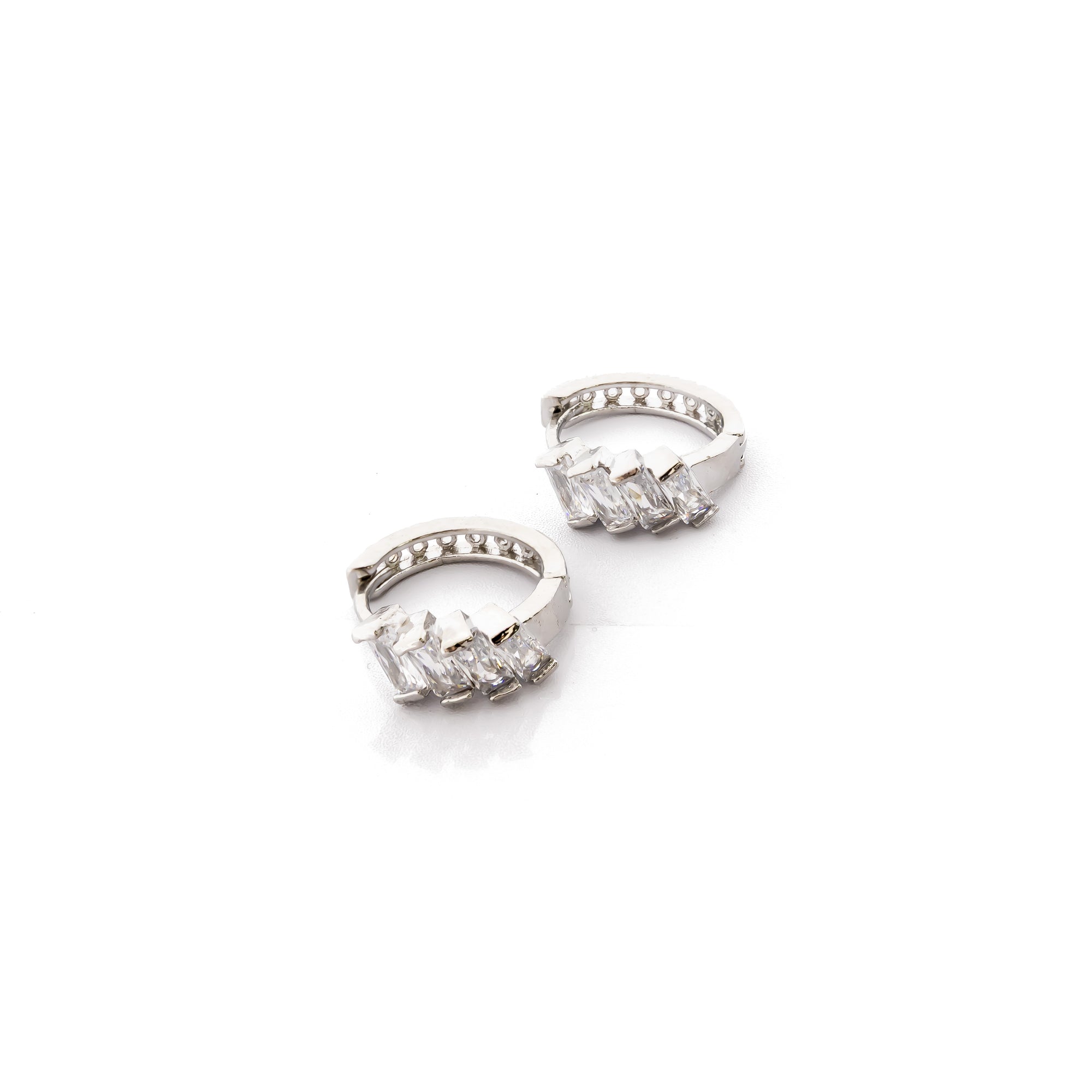 Aretes Plateados Huggies con Piedras Blancas M1 Oro Laminado