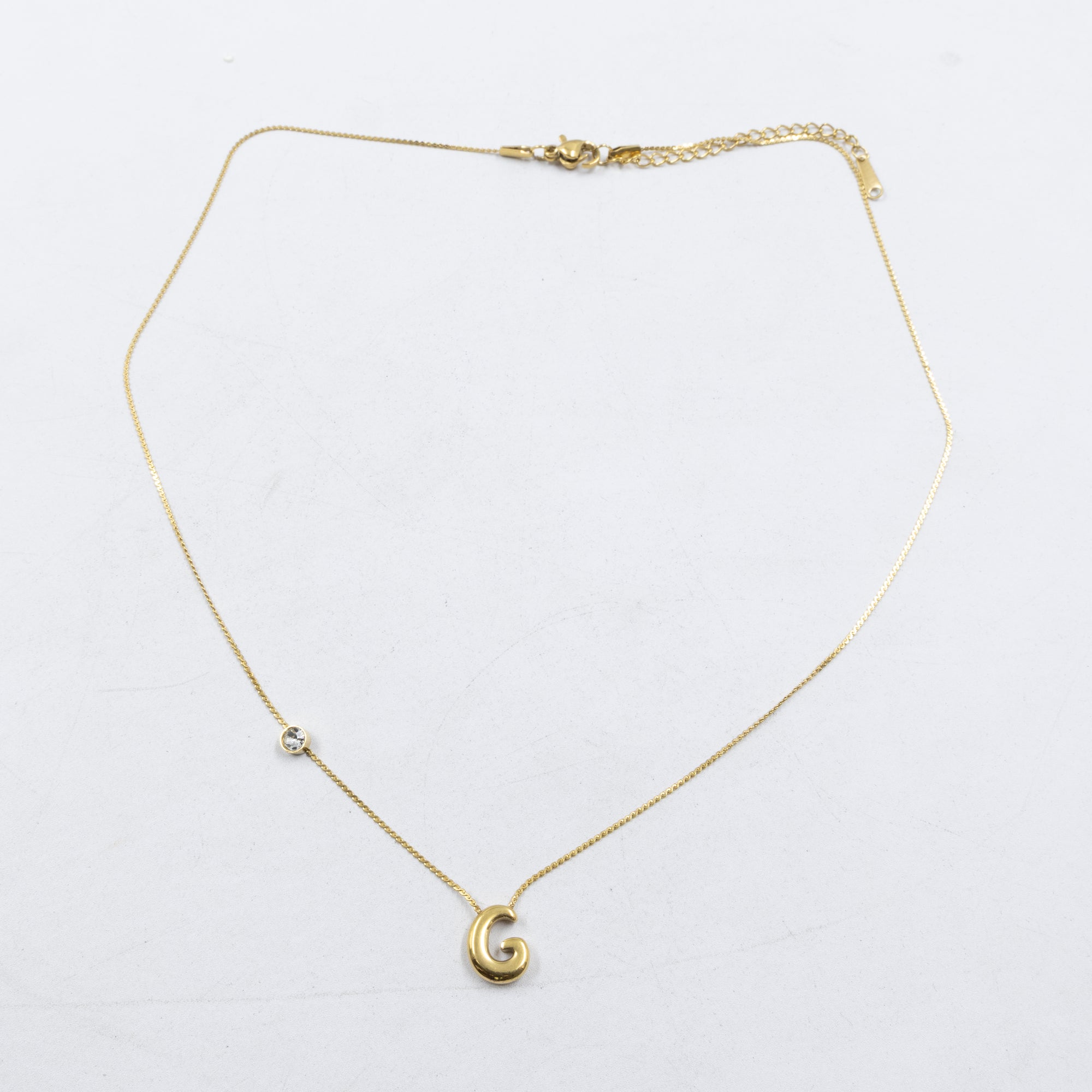 Collar Dorado con Dije de letras pequeñas M1 Oro Laminado