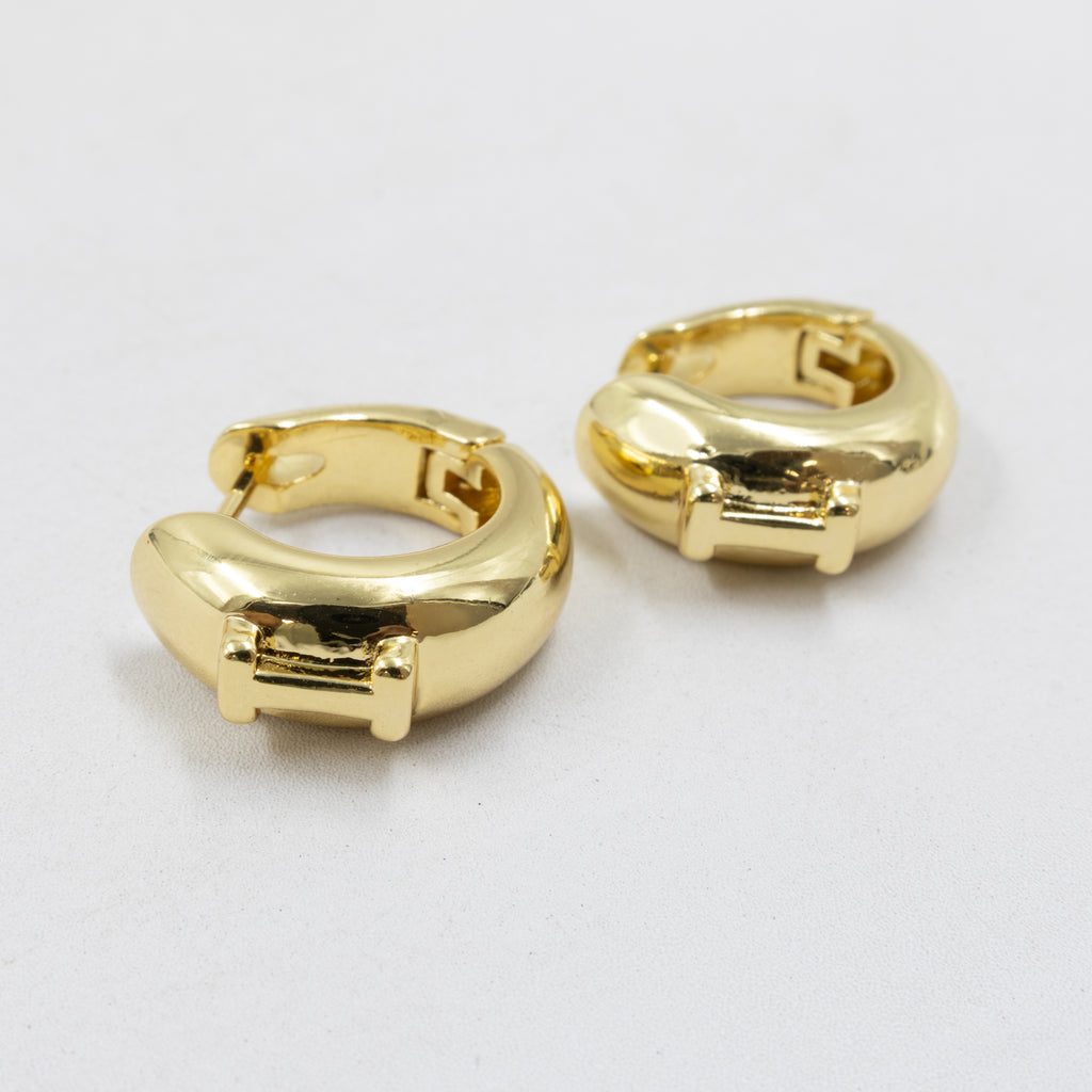Aretes Dorados con Letra M1 Oro Laminado