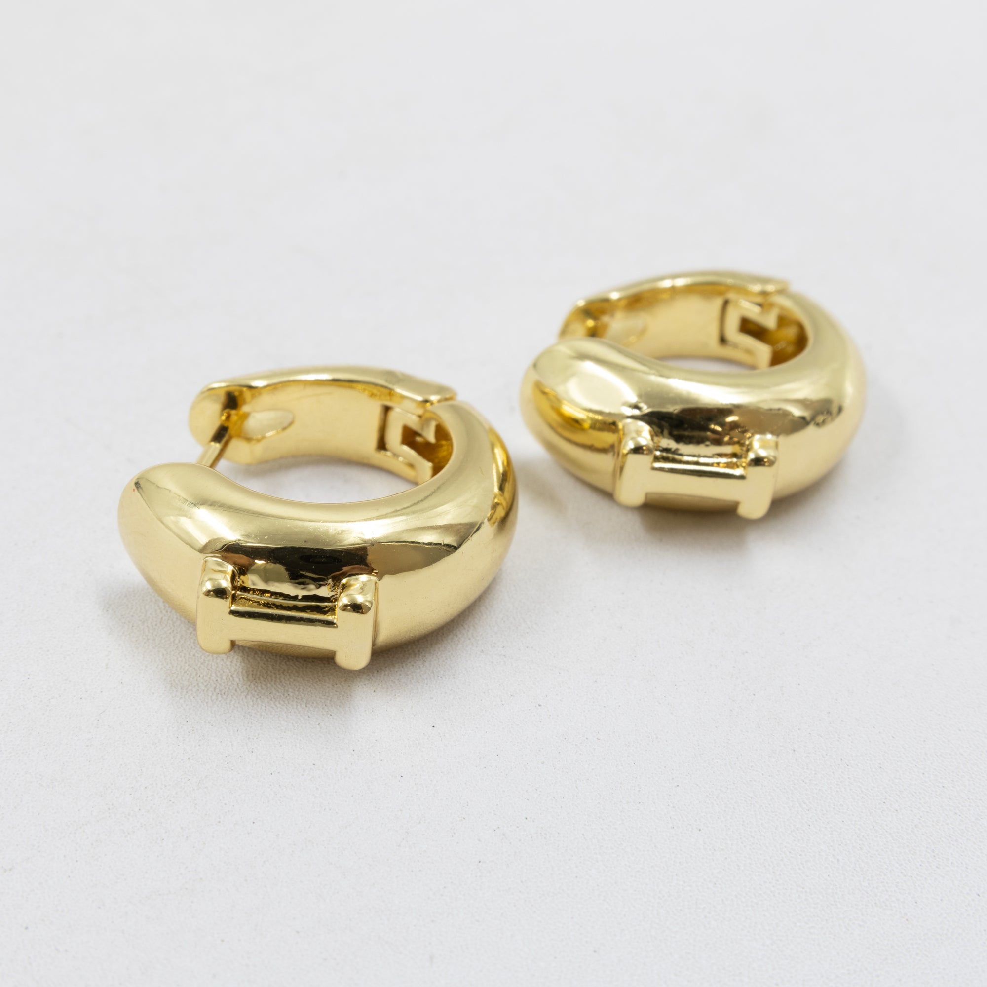 Aretes Dorados con Letra M1 Oro Laminado