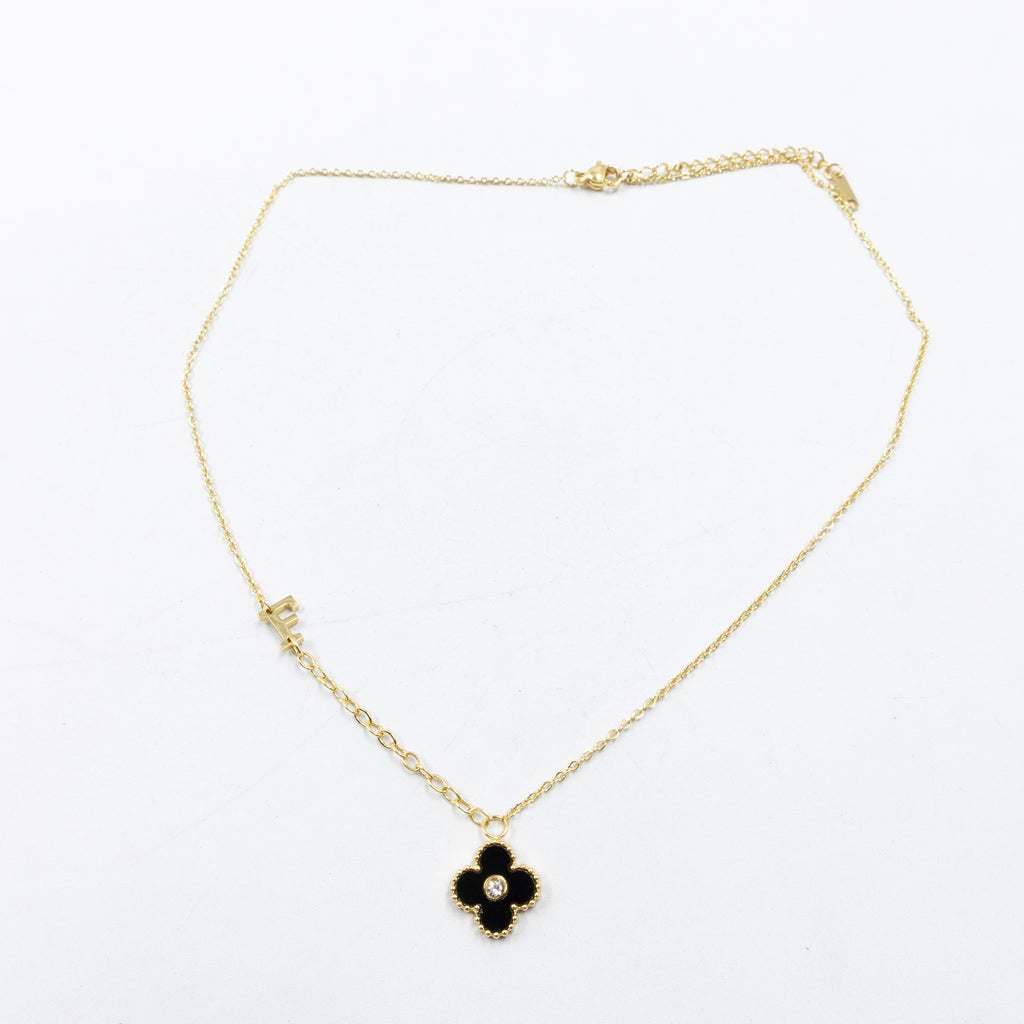 Collar de Dije de Trebol y letras M8 Oro Laminado