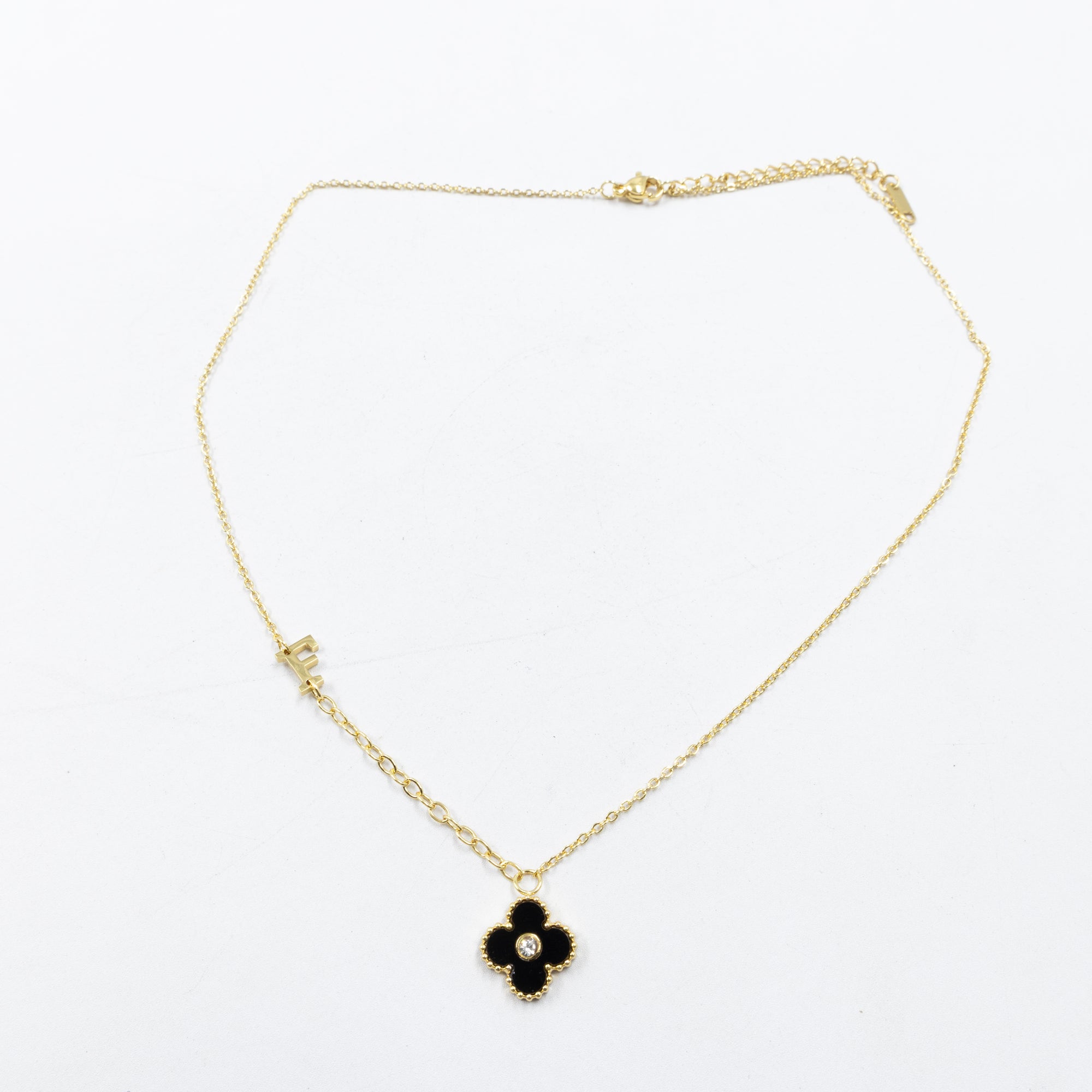 Collar de Dije de Trebol y letras M8 Oro Laminado