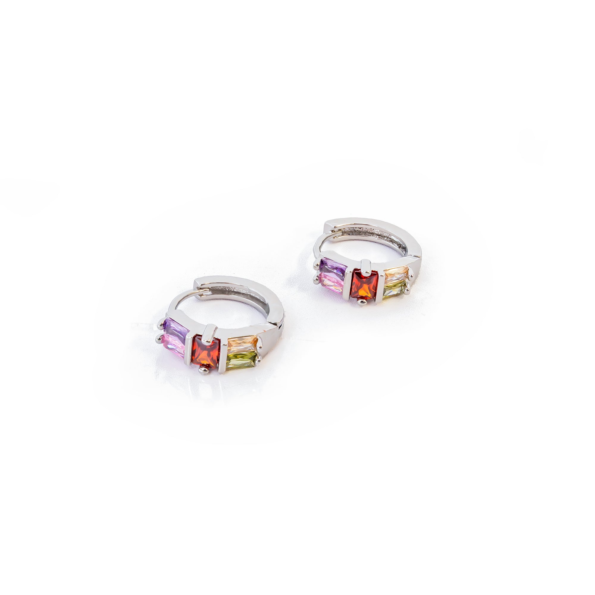 Aretes Plateados Huggies con Piedras Multicolor M7 Oro Laminado
