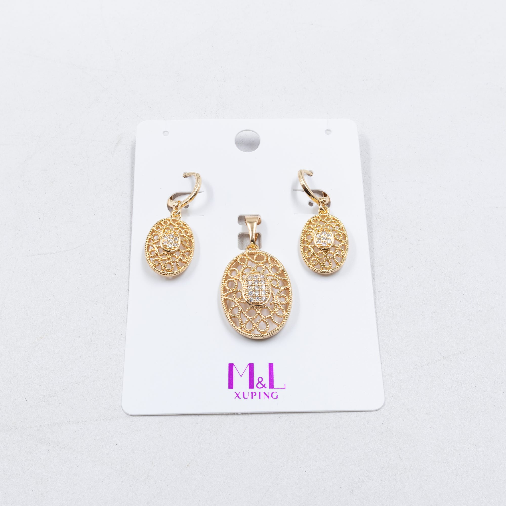 Conjunto de de Aretes y Dije M5 Oro Laminado