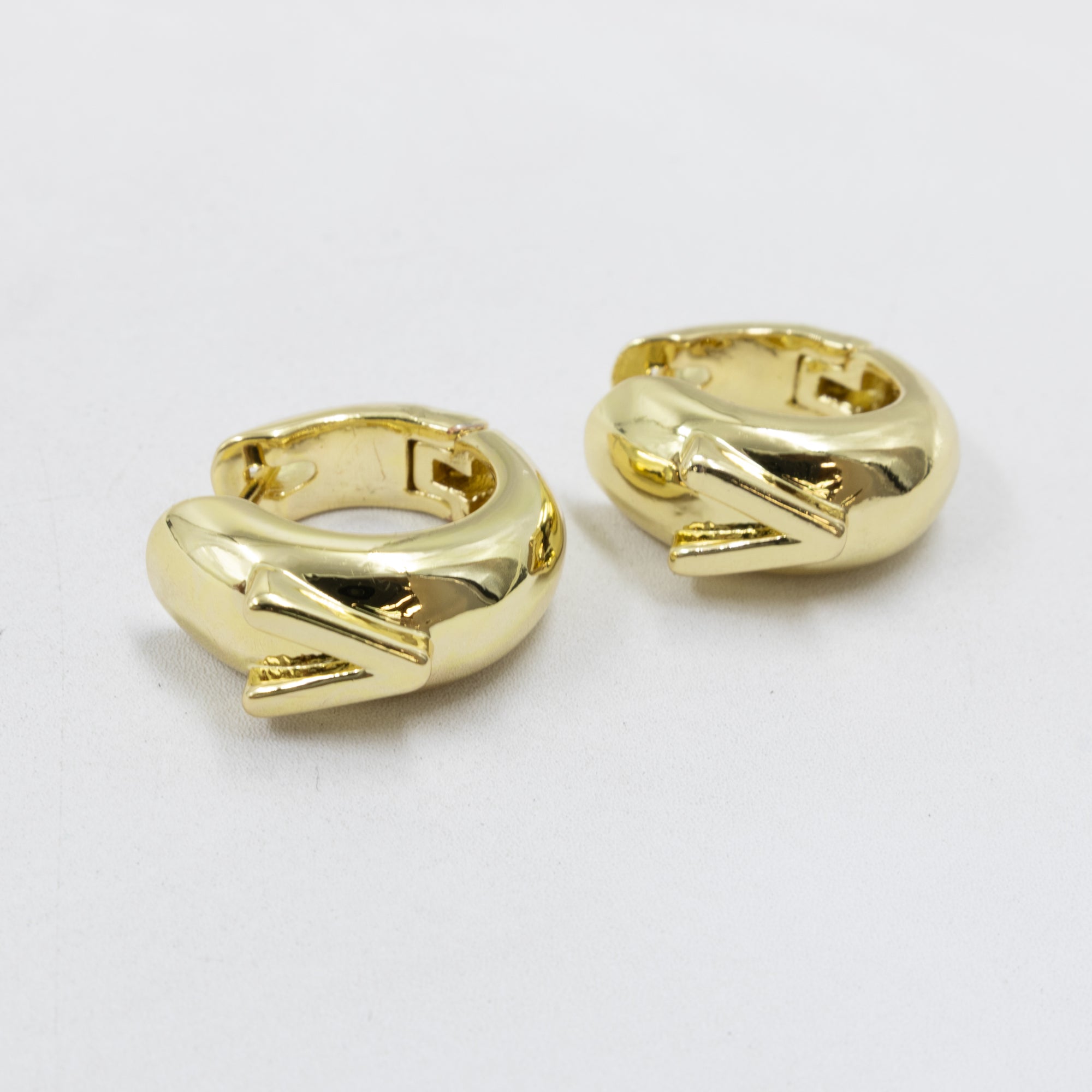Aretes Dorados con Letra M2 Oro Laminado