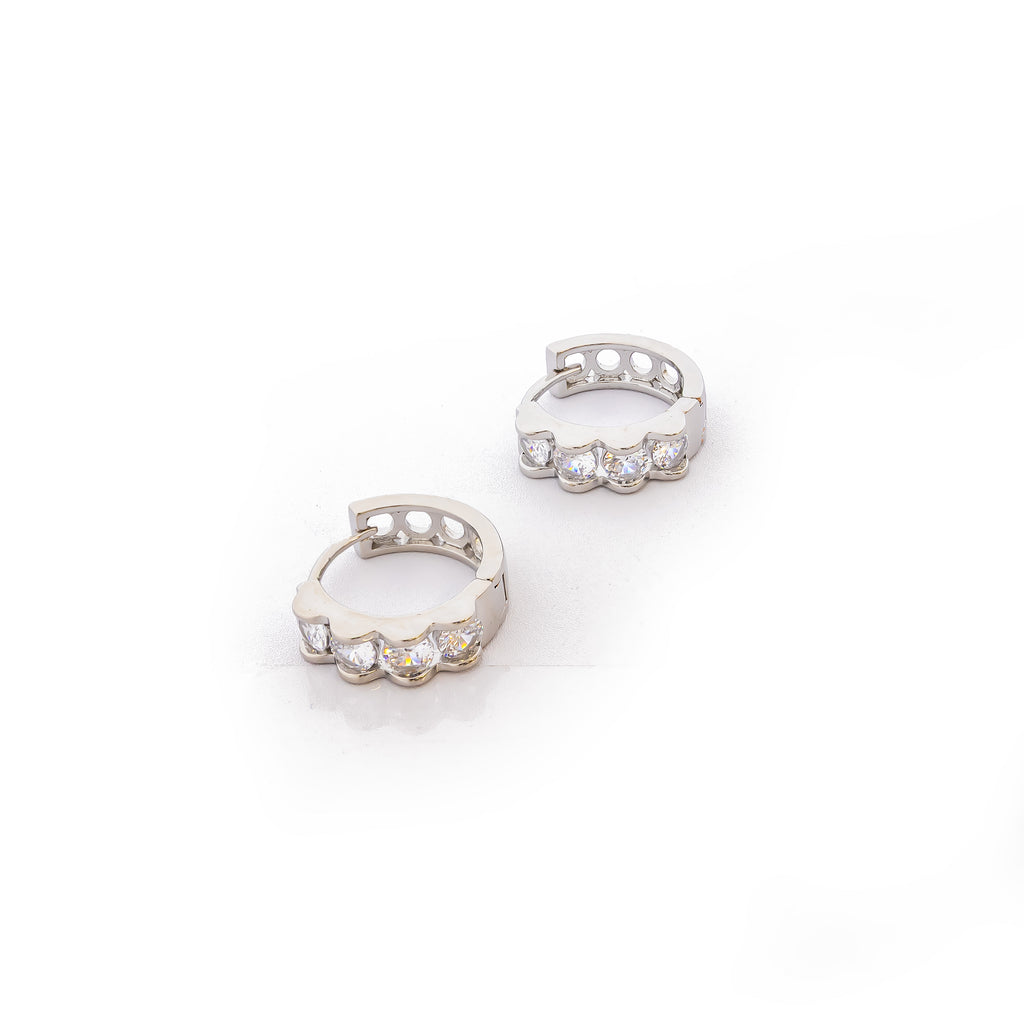 Aretes Plateados Huggies con Piedras Blancas M2 Oro Laminado