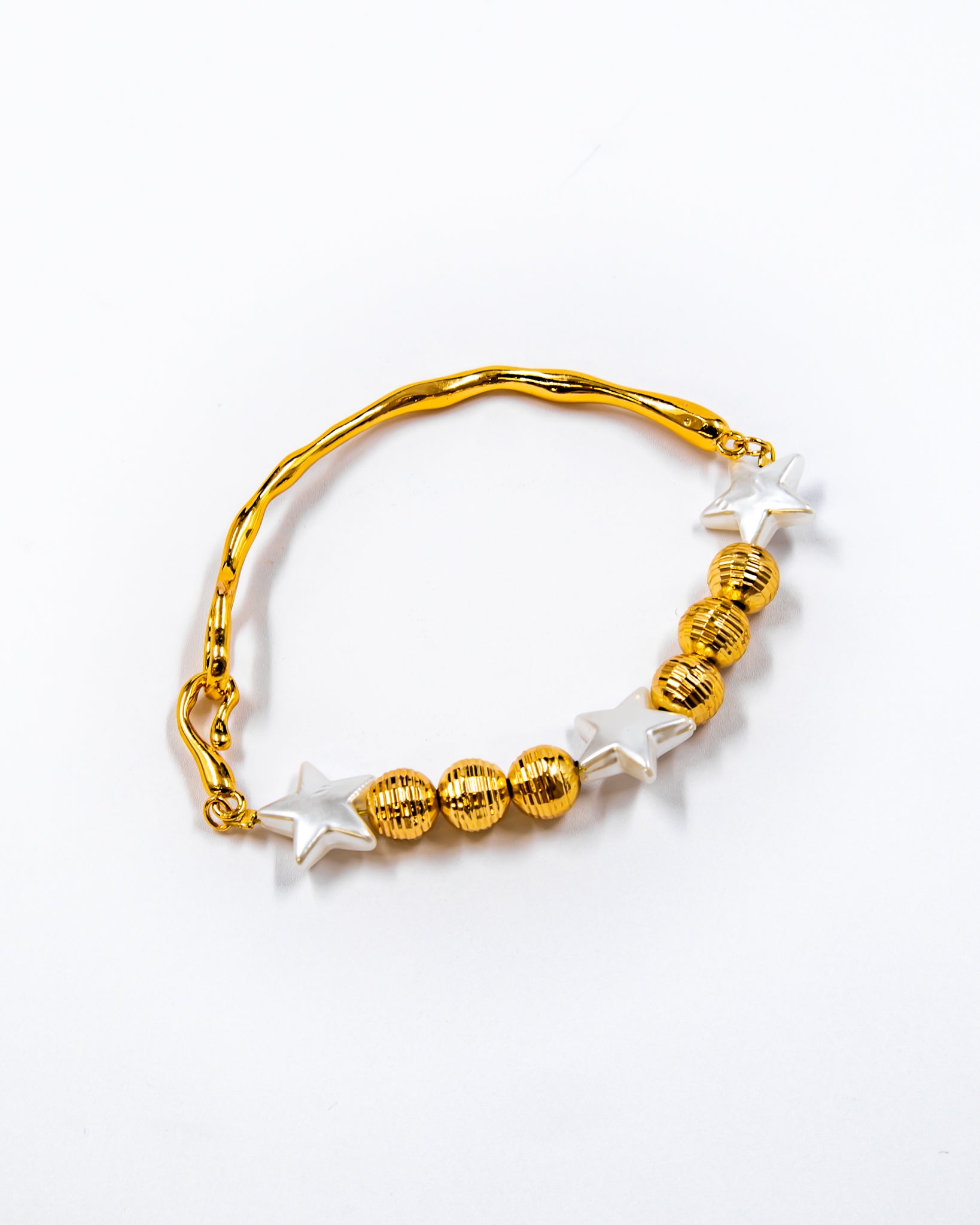 Pulsera rigida con cuentas y dije - M1 Oro Laminado