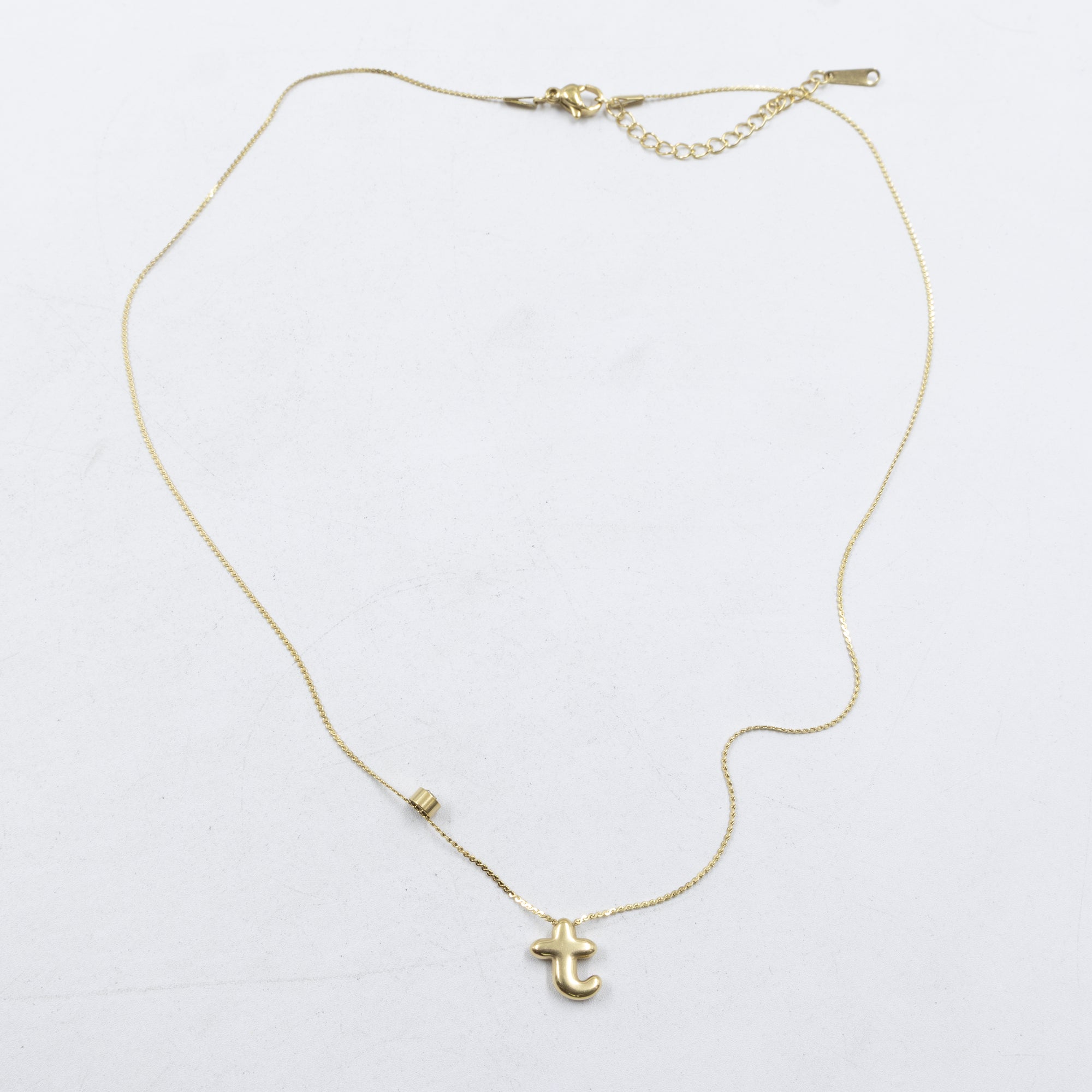 Collar Dorado con Dije de letras pequeñas M2 Oro Laminado