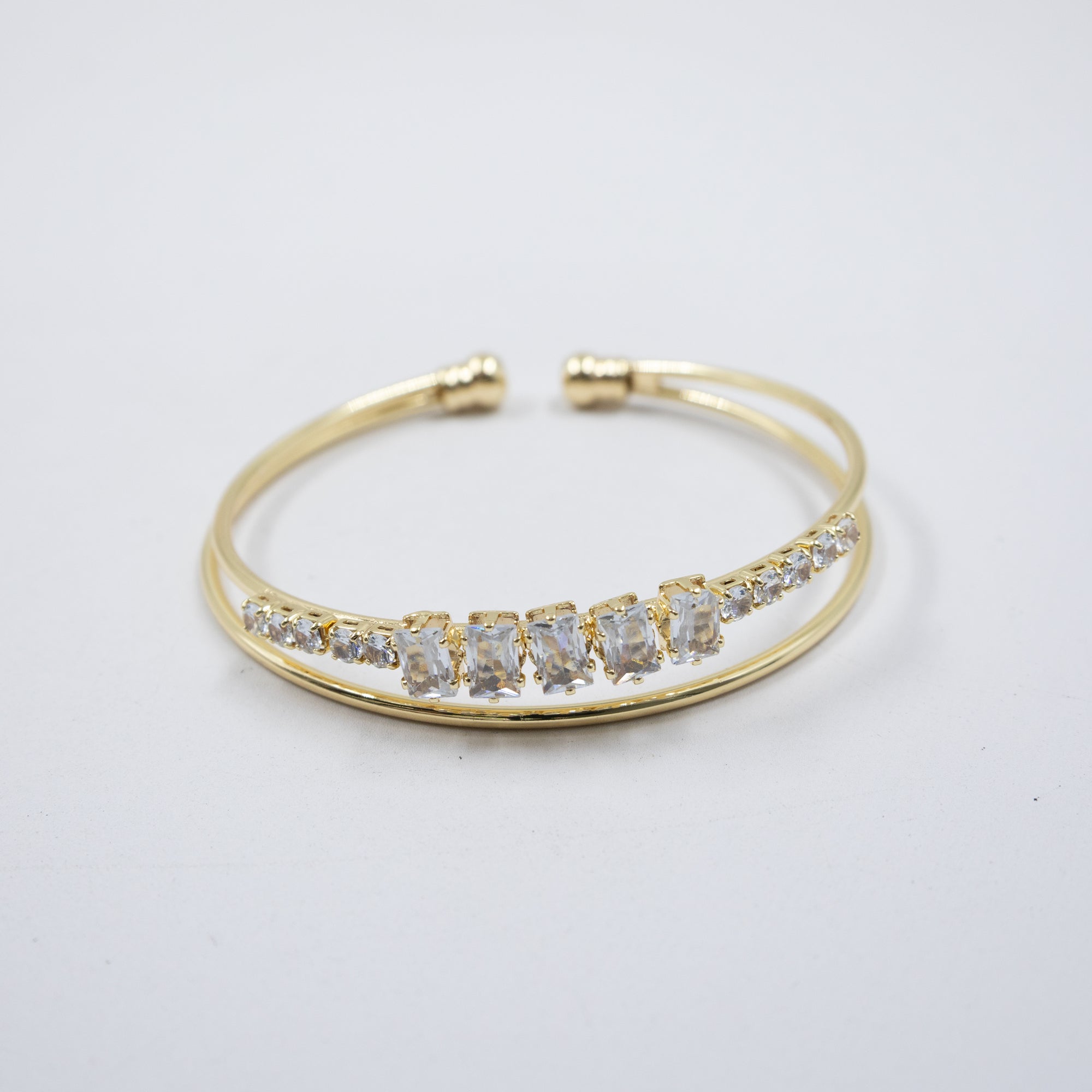 Pulsera dorada con flor y piedras blancas M1 Oro Laminado