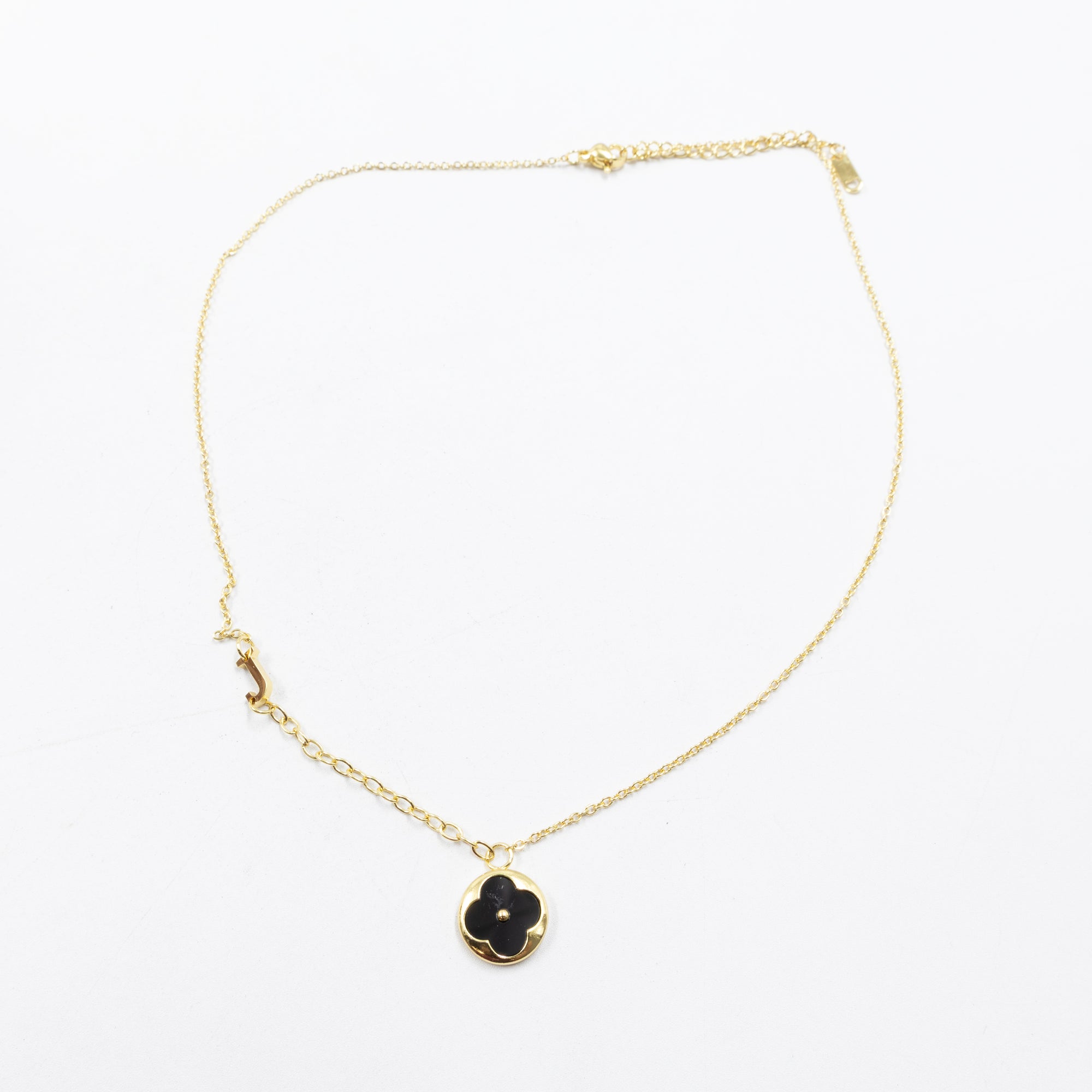 Collares Dorados con dijes de letra A,C,D,E,F,G,J,I,M y dije de Trebol Negro M7 Oro Laminado