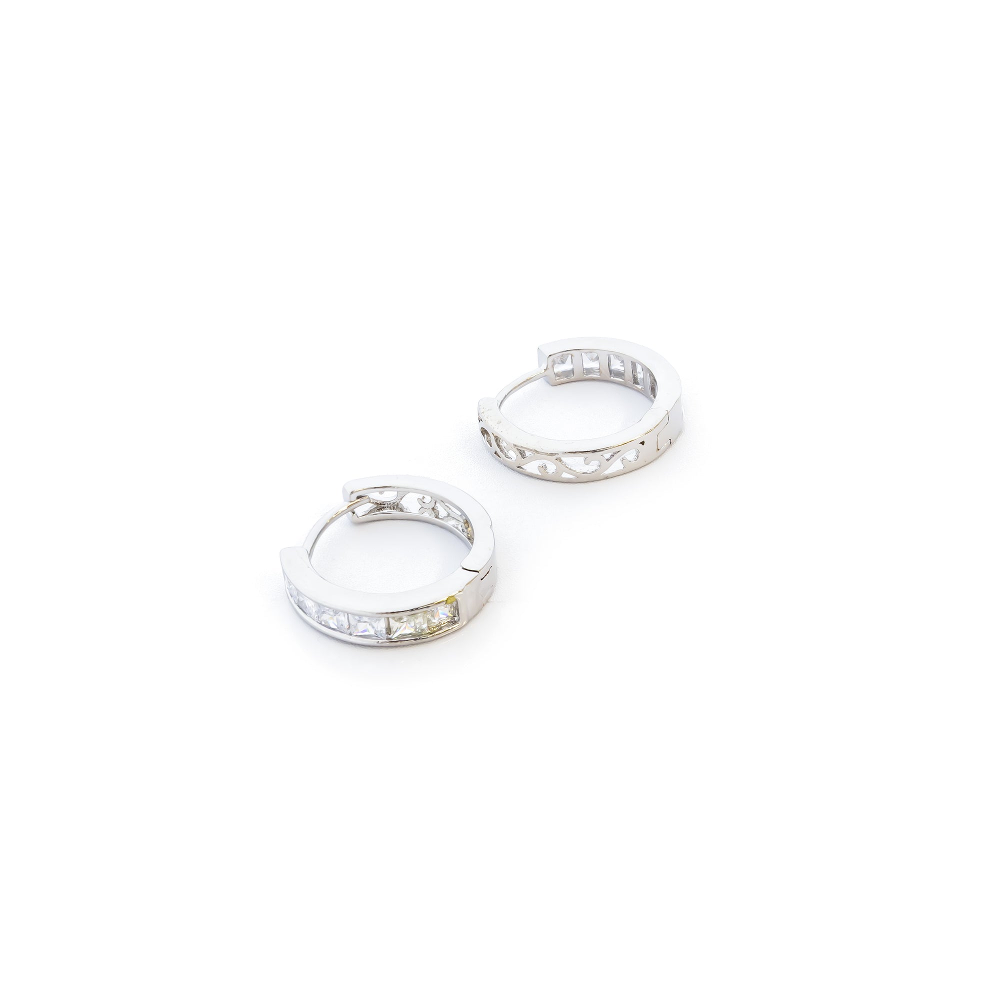 Aretes Plateados Huggies con Piedras Blancas M3 Oro Laminado
