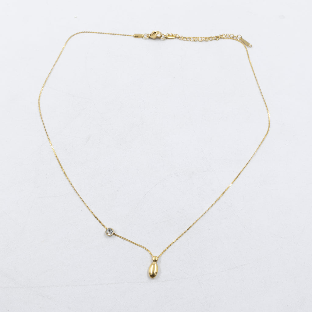 Collar Dorado con Dije de letras pequeñas M1 Oro Laminado