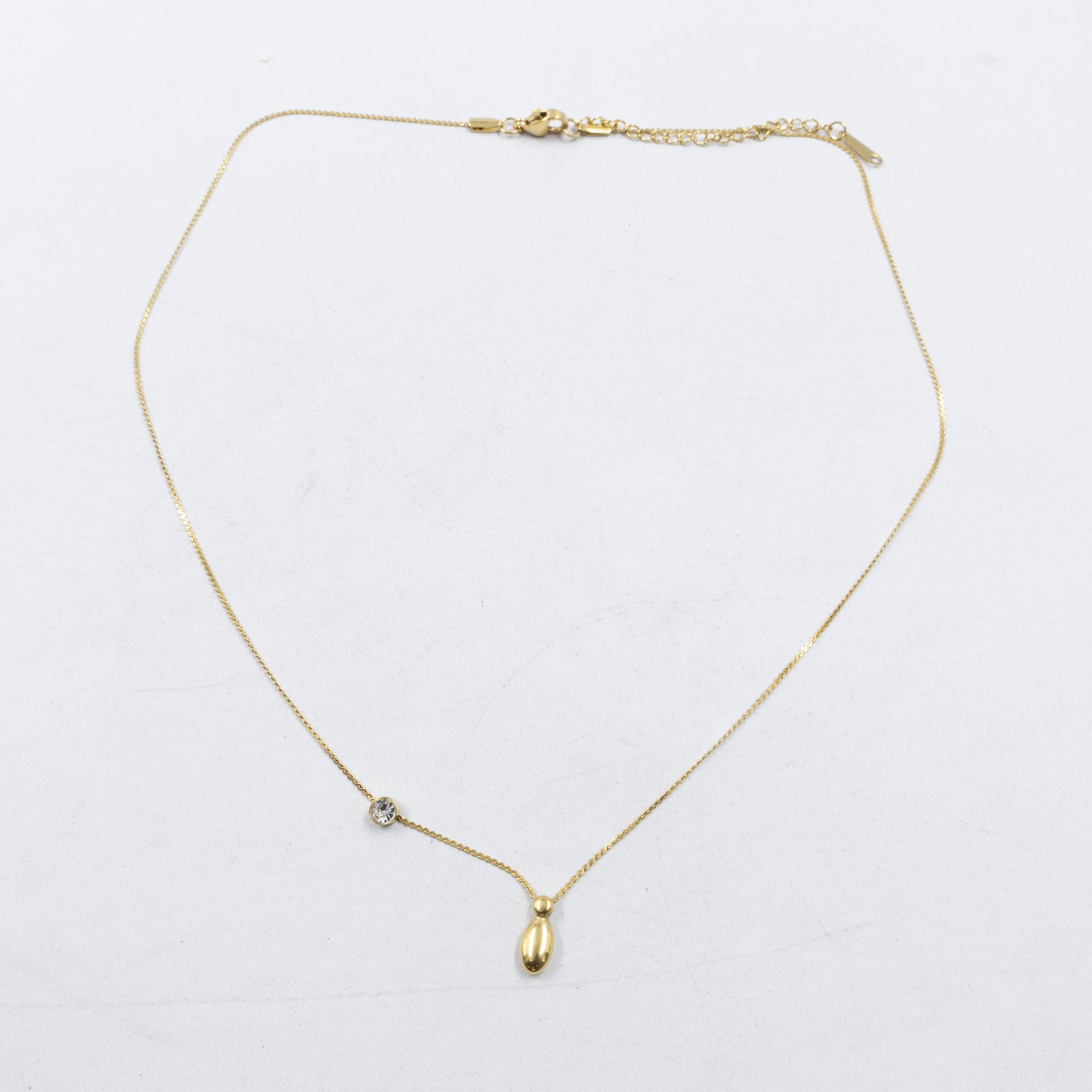 Collar Dorado con Dije de letras pequeñas M1 Oro Laminado