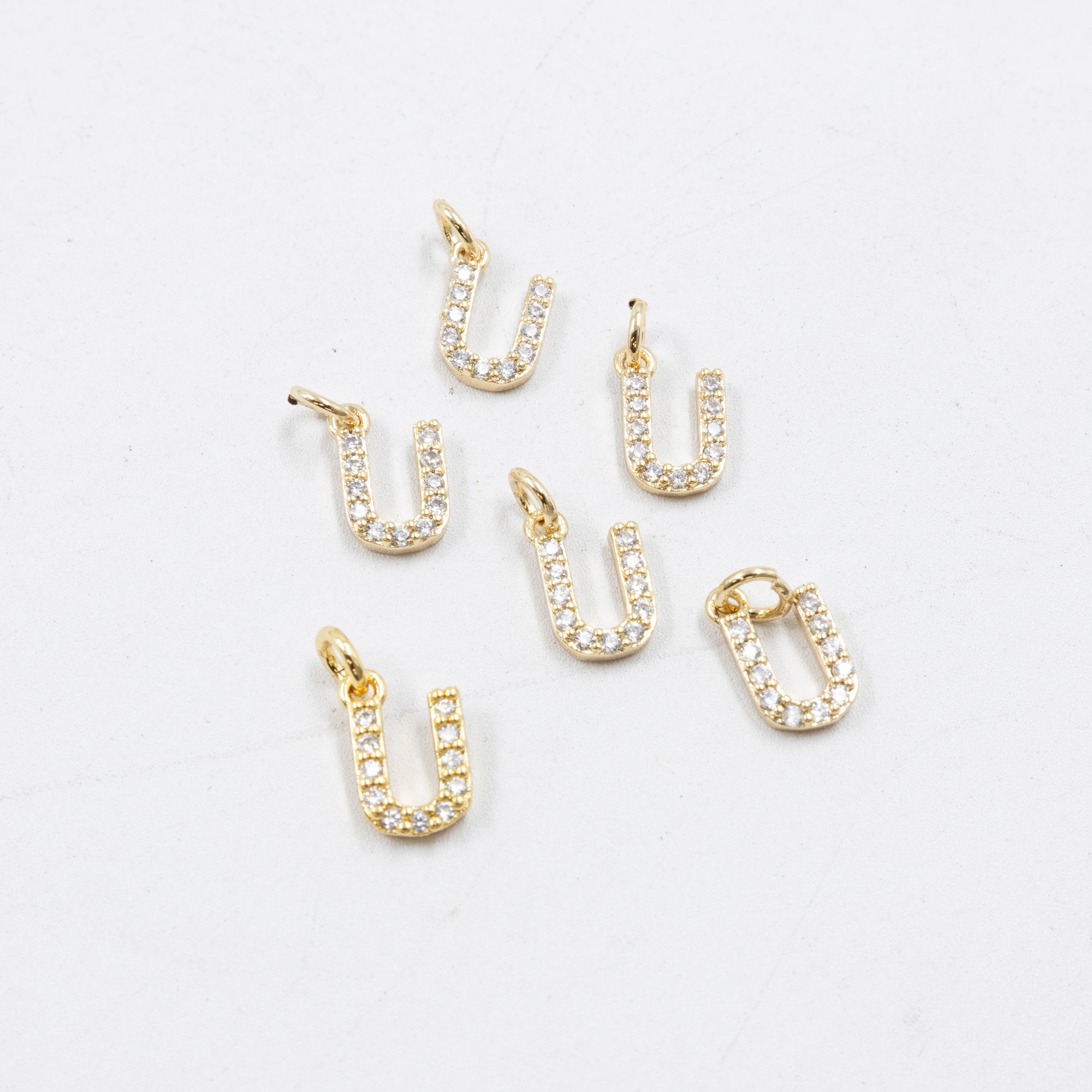 Paquete de 6 Dijes de Letras con piedras M2 Oro Laminado