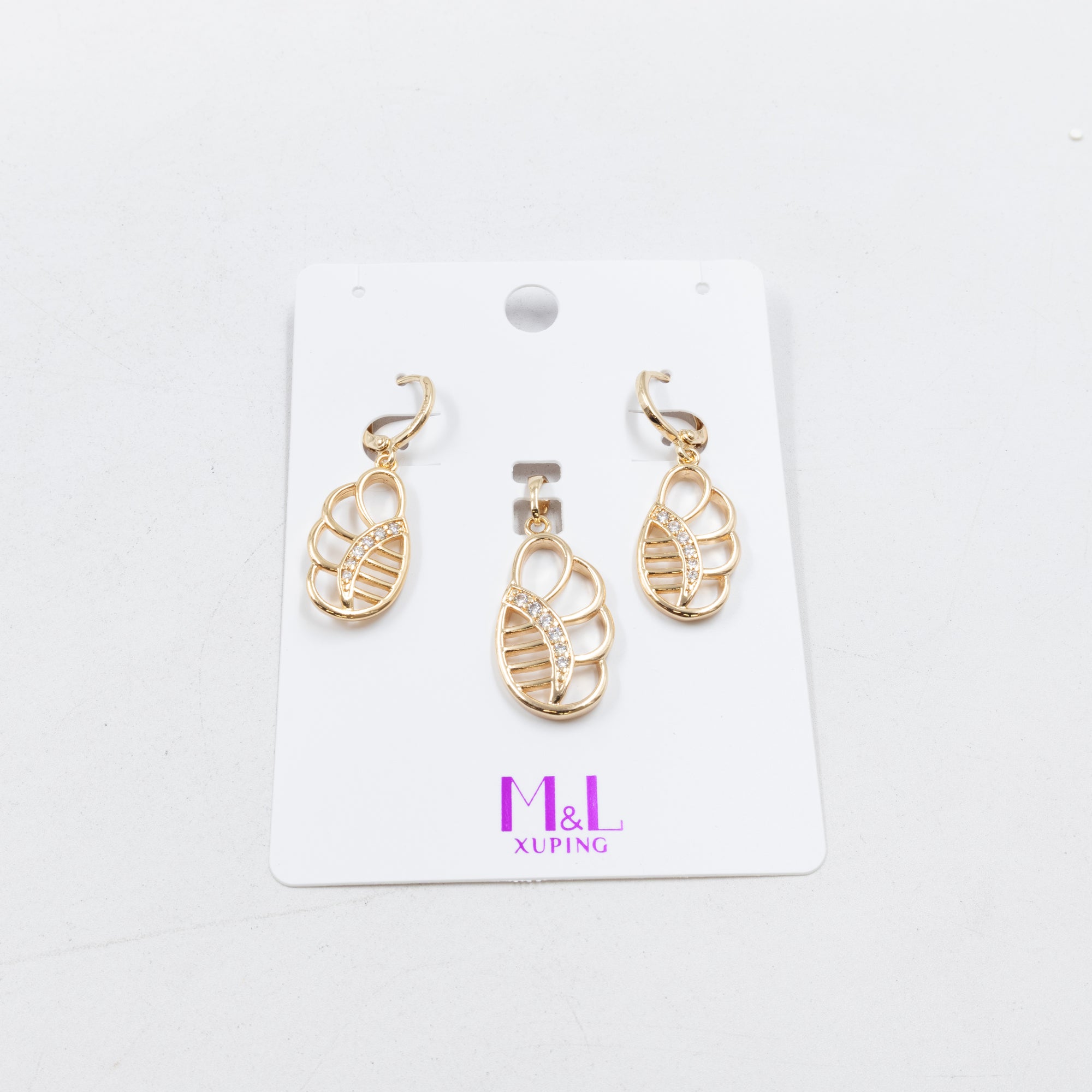 Conjunto de de Aretes y Dije M6 Oro Laminado