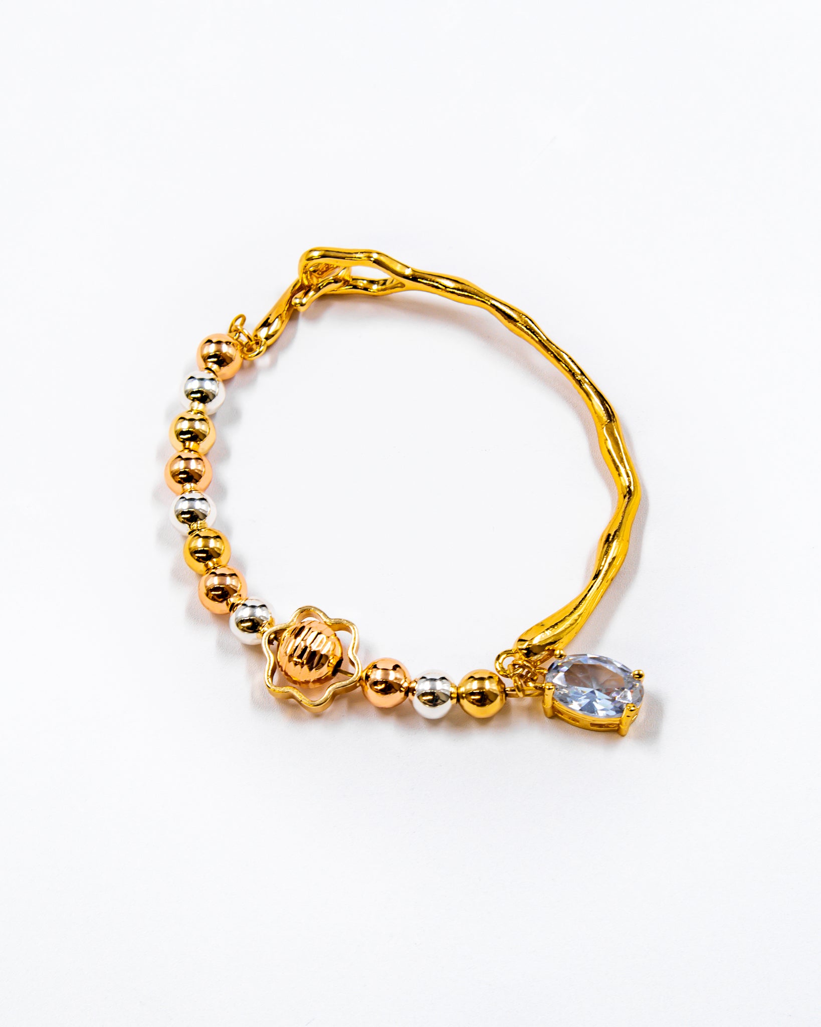 Pulsera rigida con cuentas y dije - M2 Oro Laminado