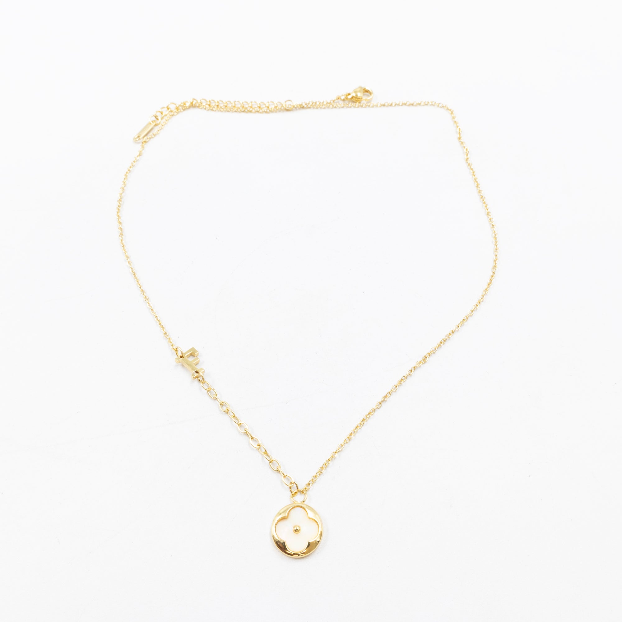 Collares Dorados con dijes de letra D,E,F y dije de Trebol M2 Oro Laminado