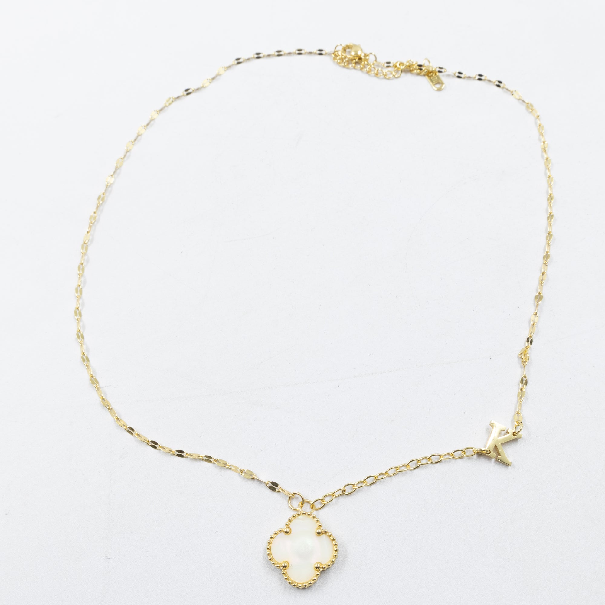 Collares Dorados con dijes de letra G, I ,K y dije de Trebol M3 Oro Laminado